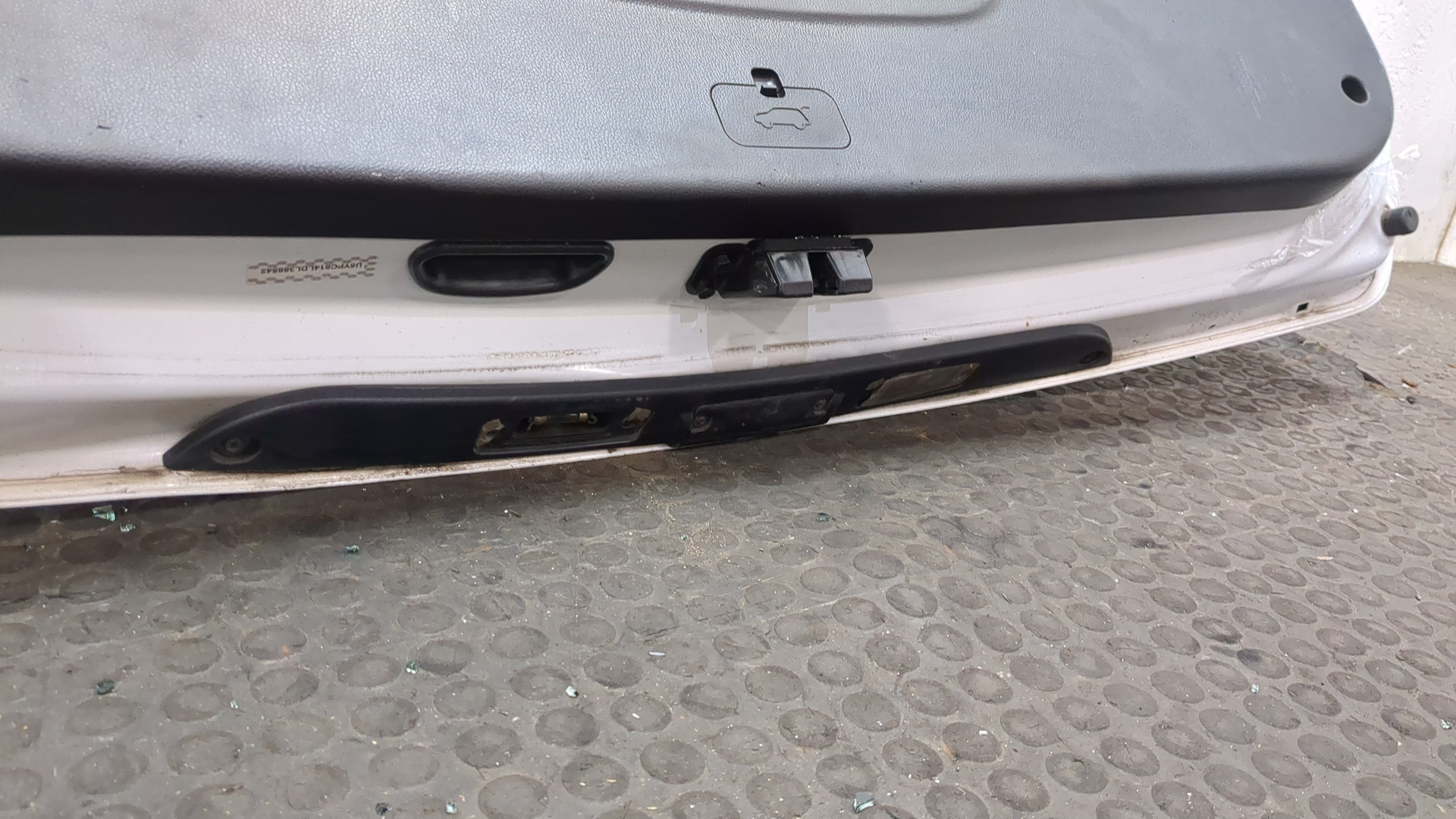 Дверь багажника