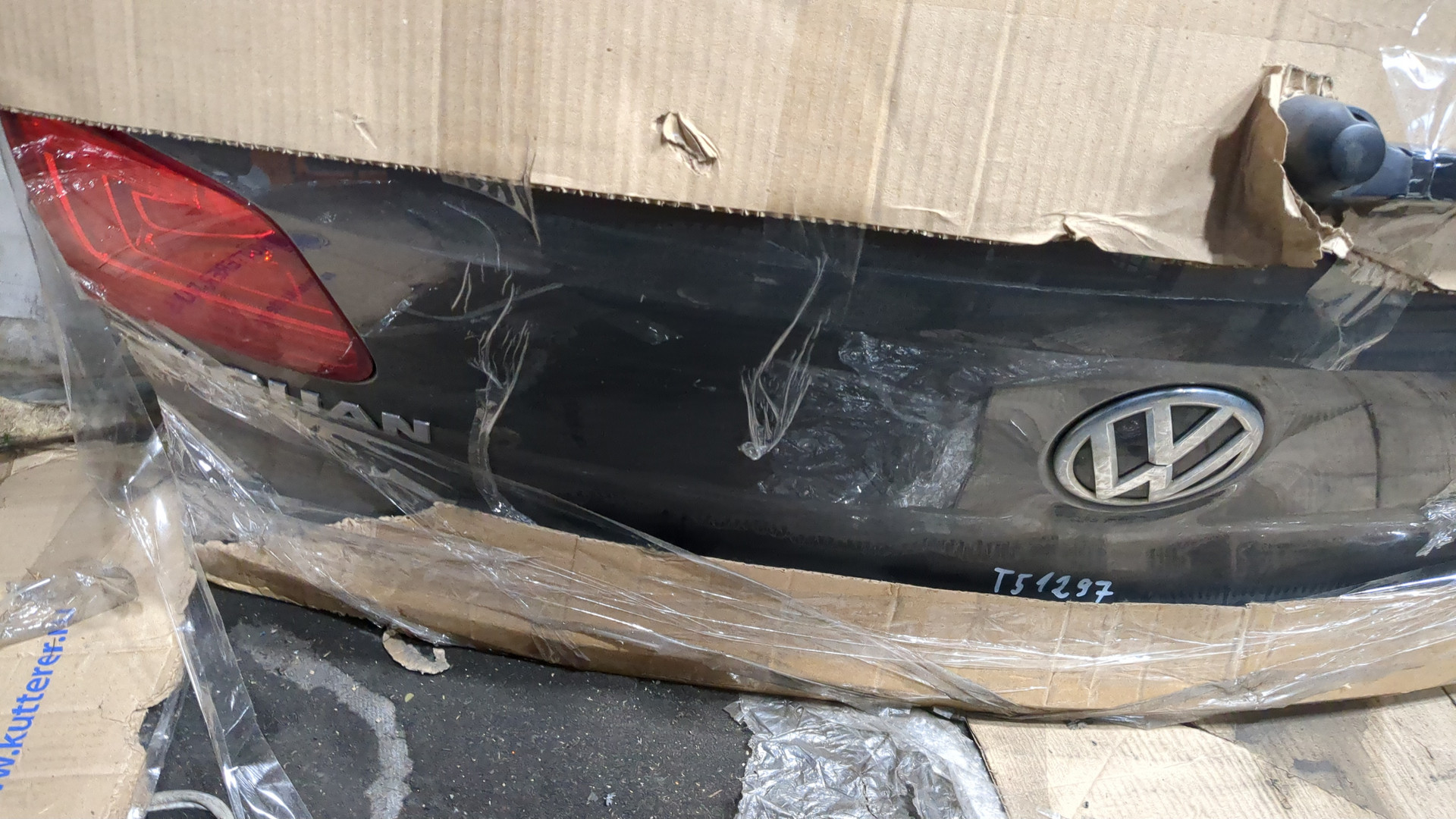 Дверь багажника