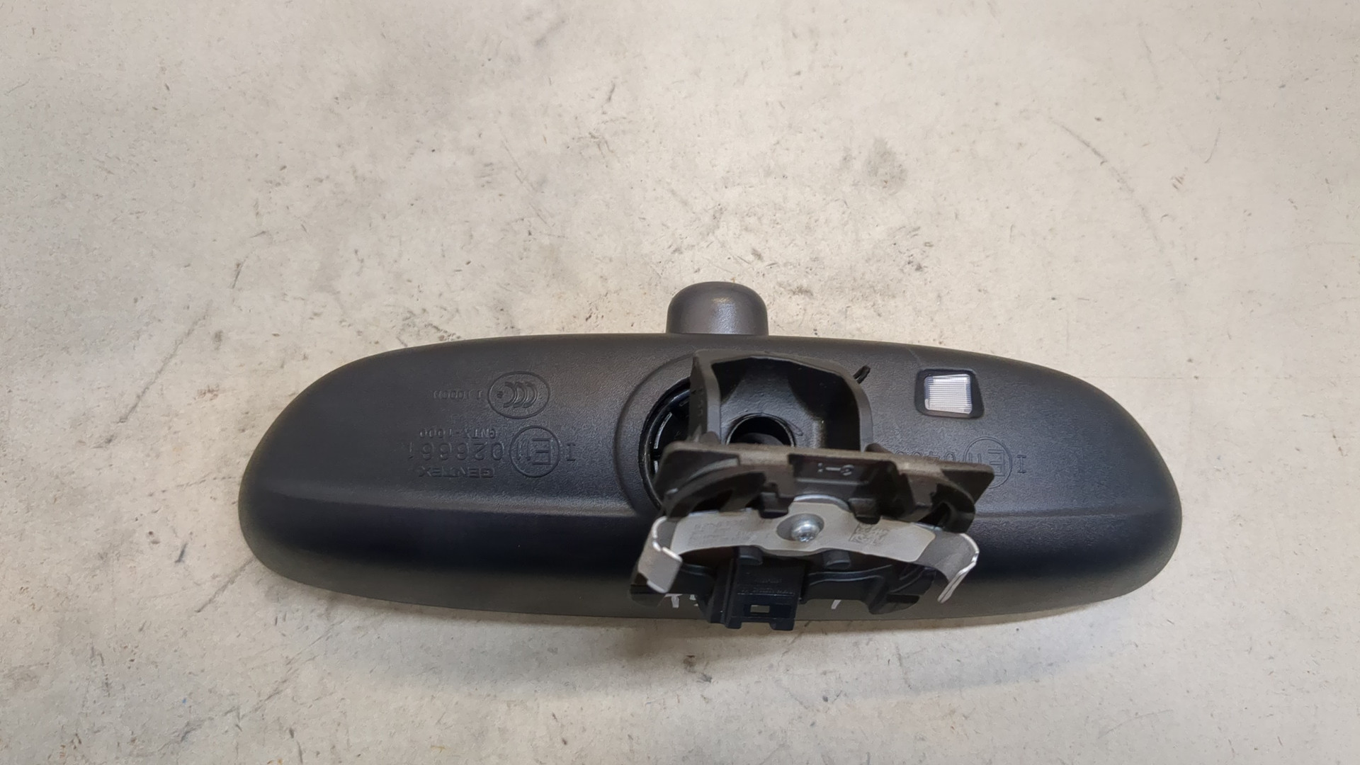 Зеркало заднего вида