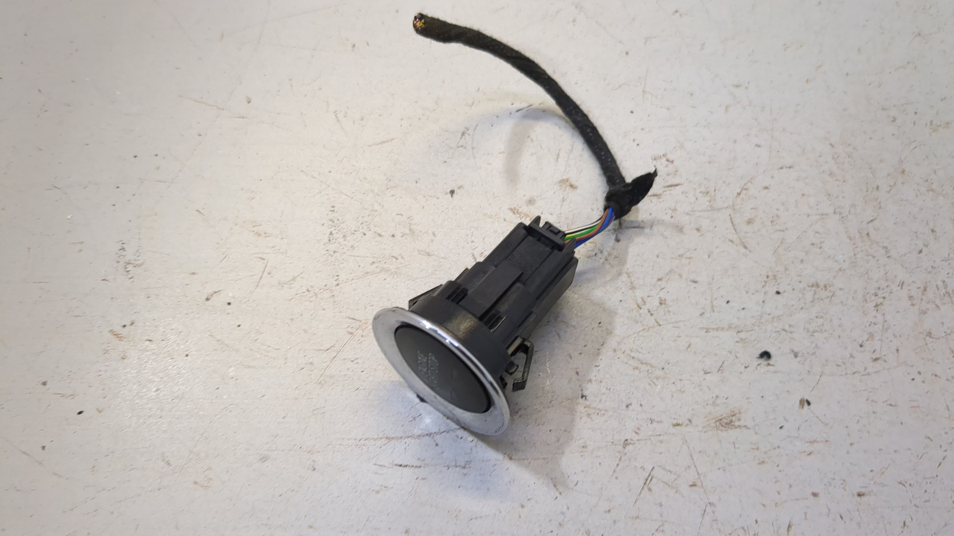 Кнопка запуска двигателя