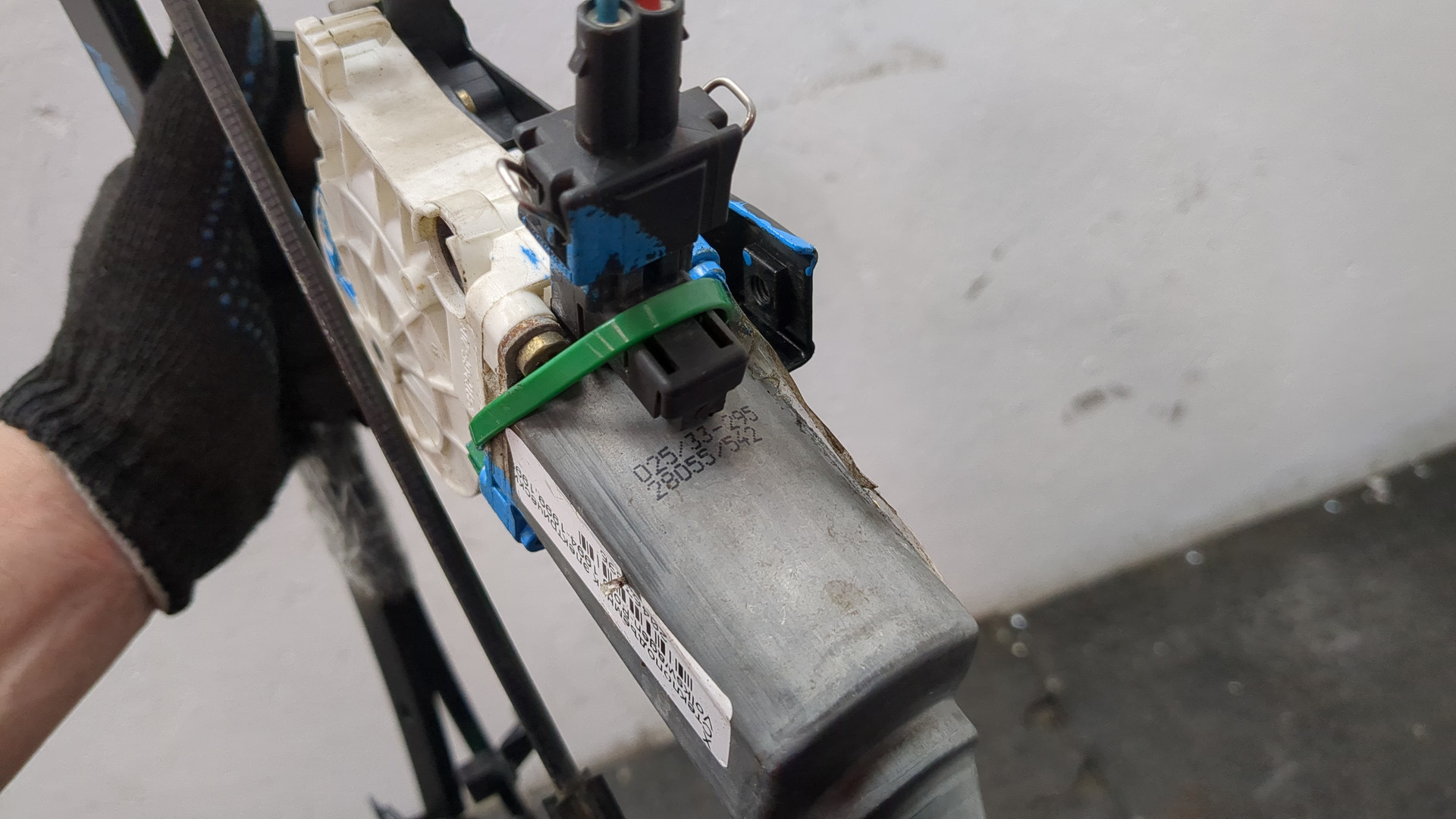 Стеклоподъемник электр. передний правый