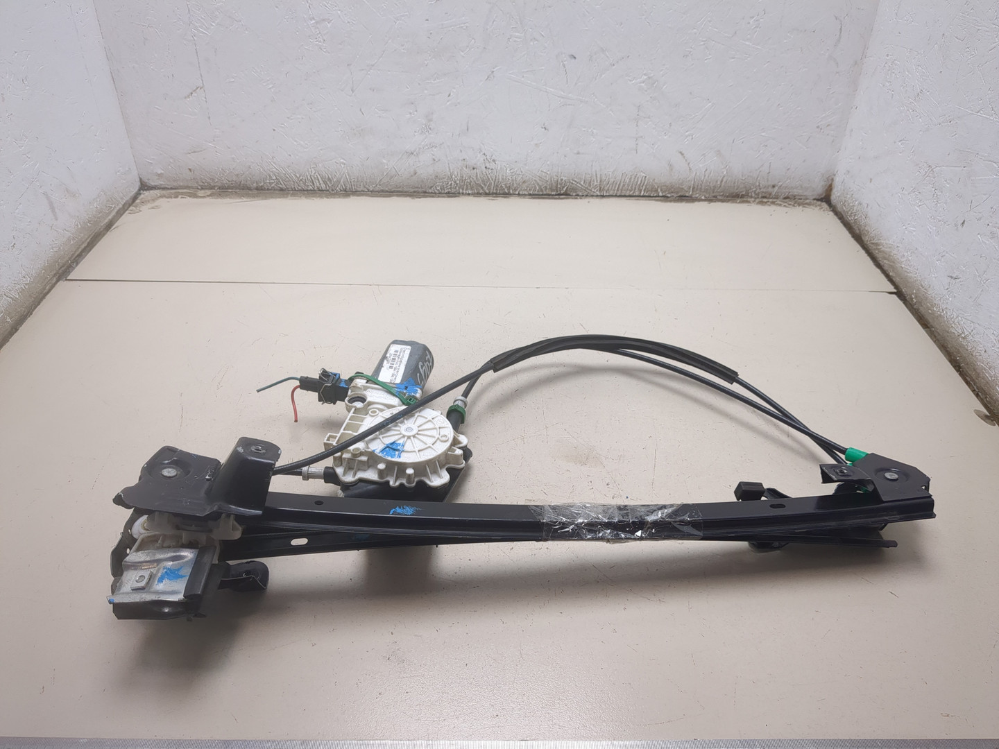 Стеклоподъемник электр. передний правый