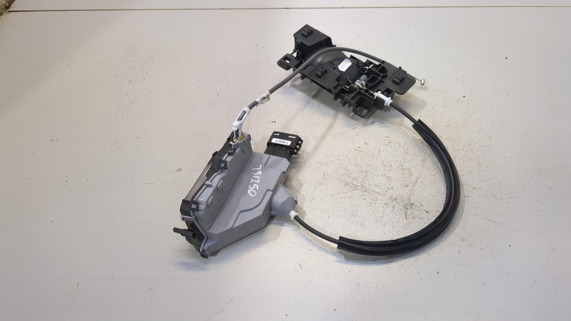 Замок двери задней левой