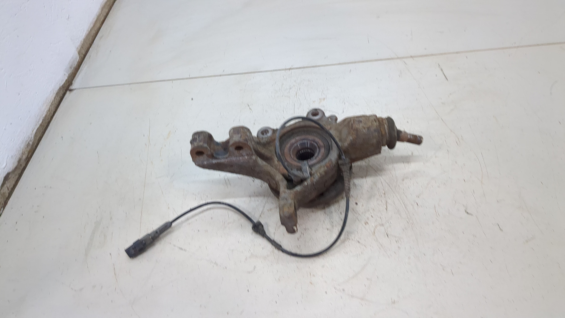 Кулак поворотный передний левый