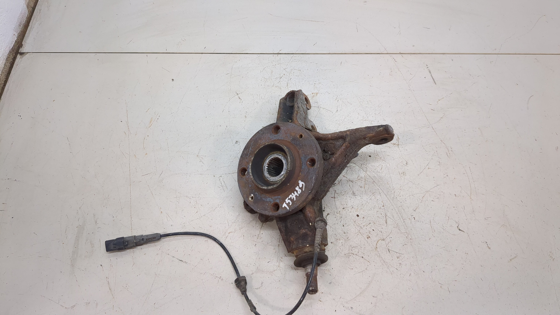 Кулак поворотный передний левый