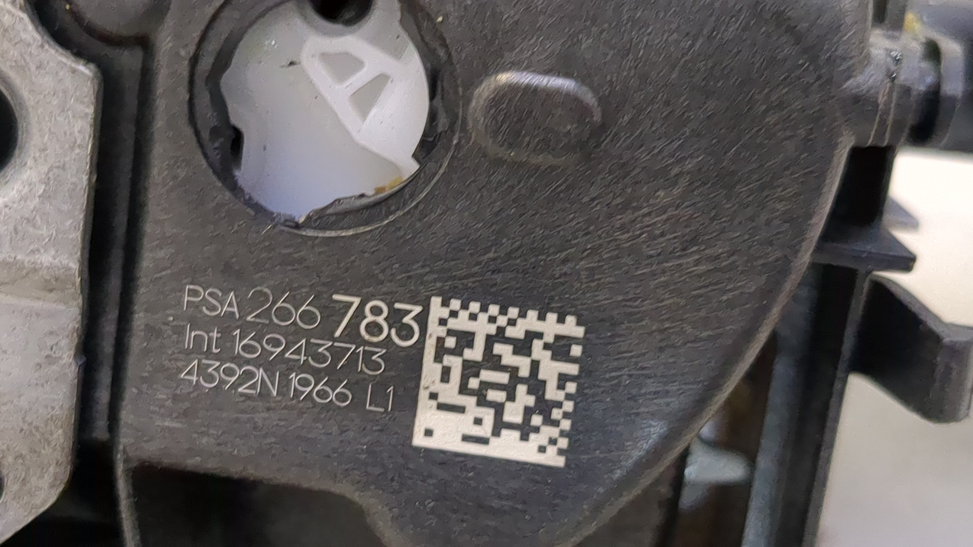 Замок двери передней левой