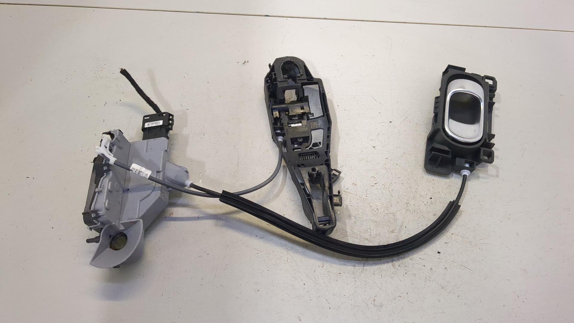 Замок двери передней левой