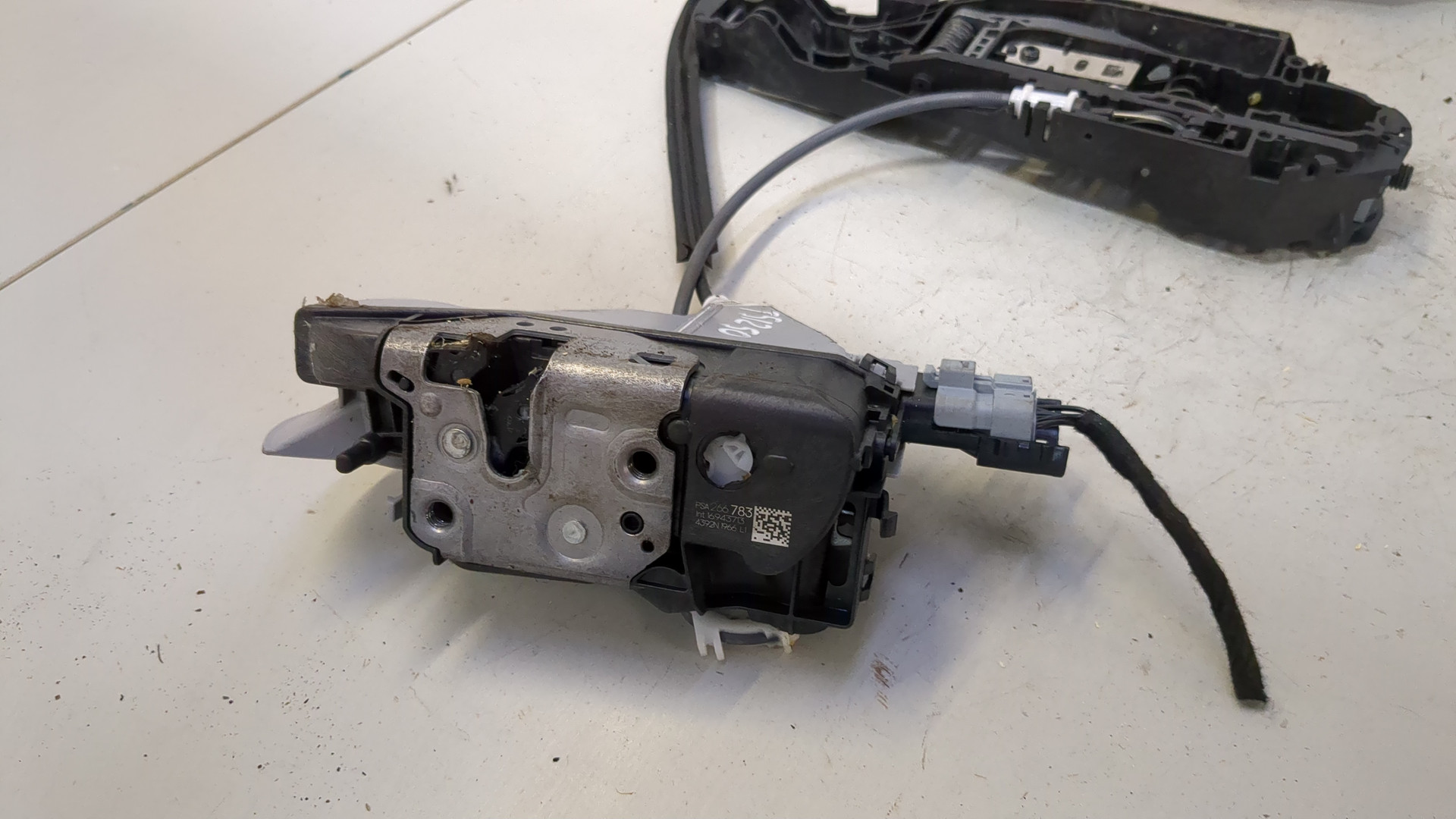 Замок двери передней левой