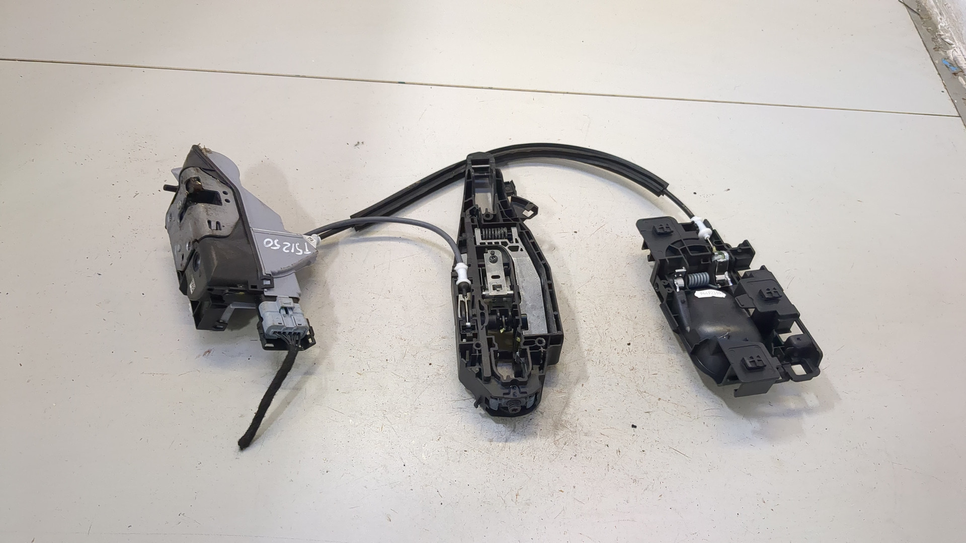 Замок двери передней левой