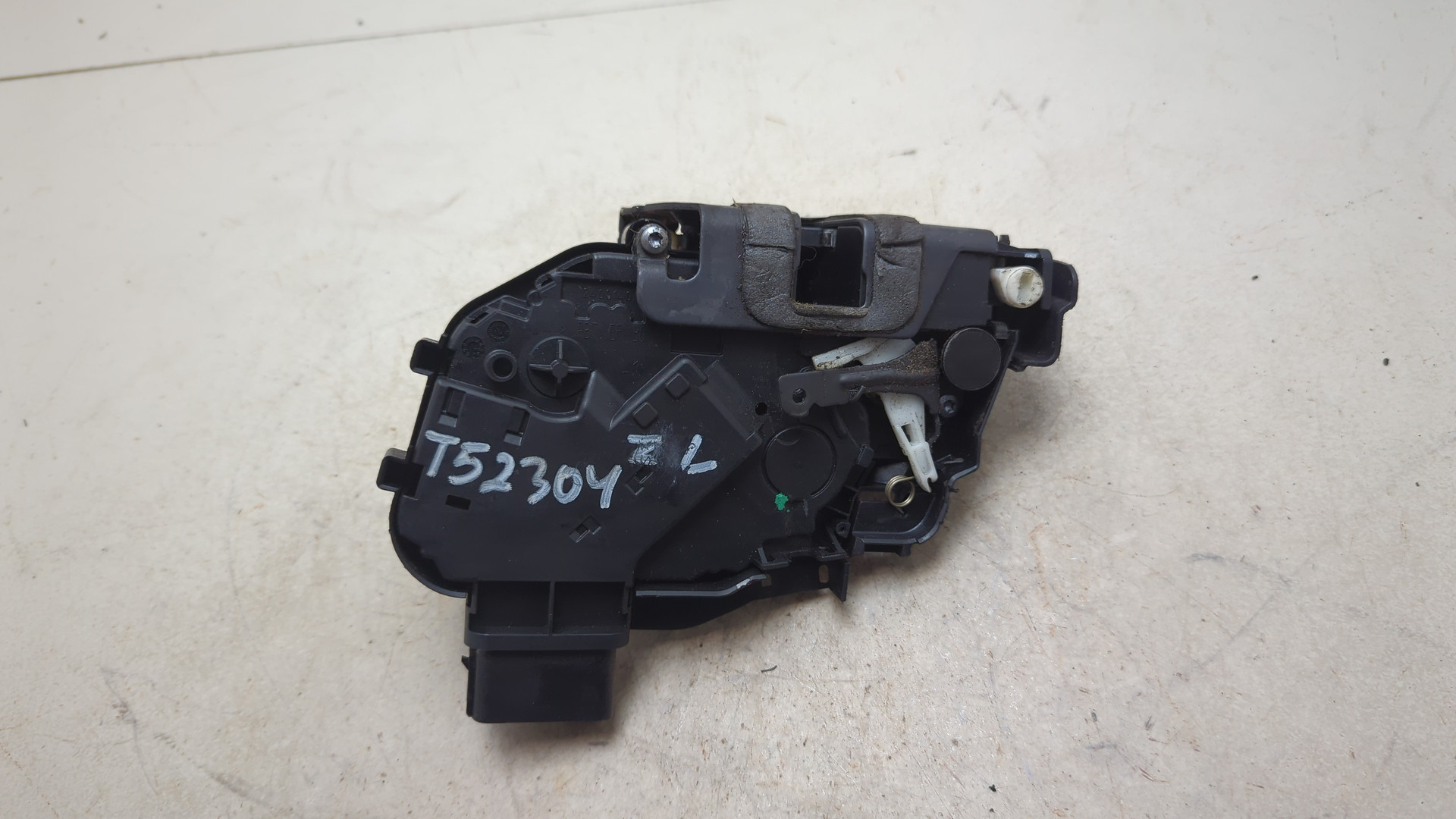 Замок двери задней левой