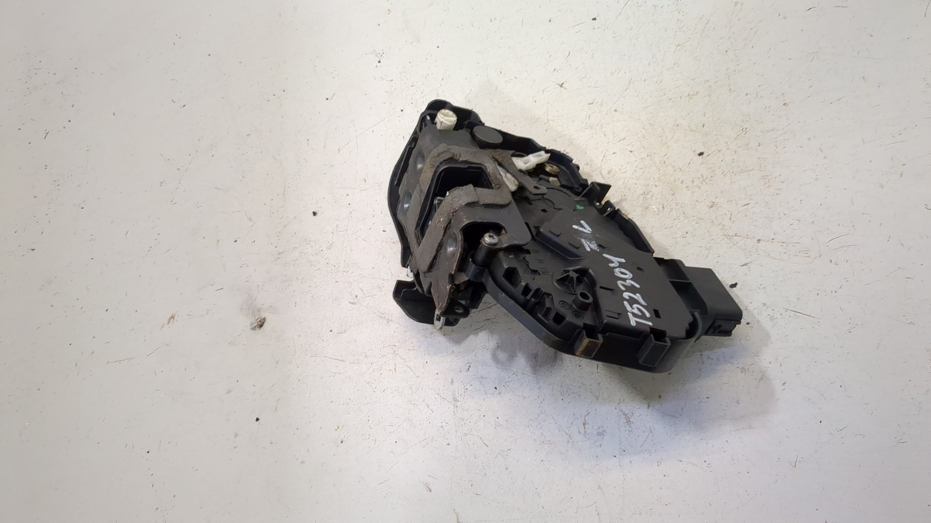 Замок двери задней левой