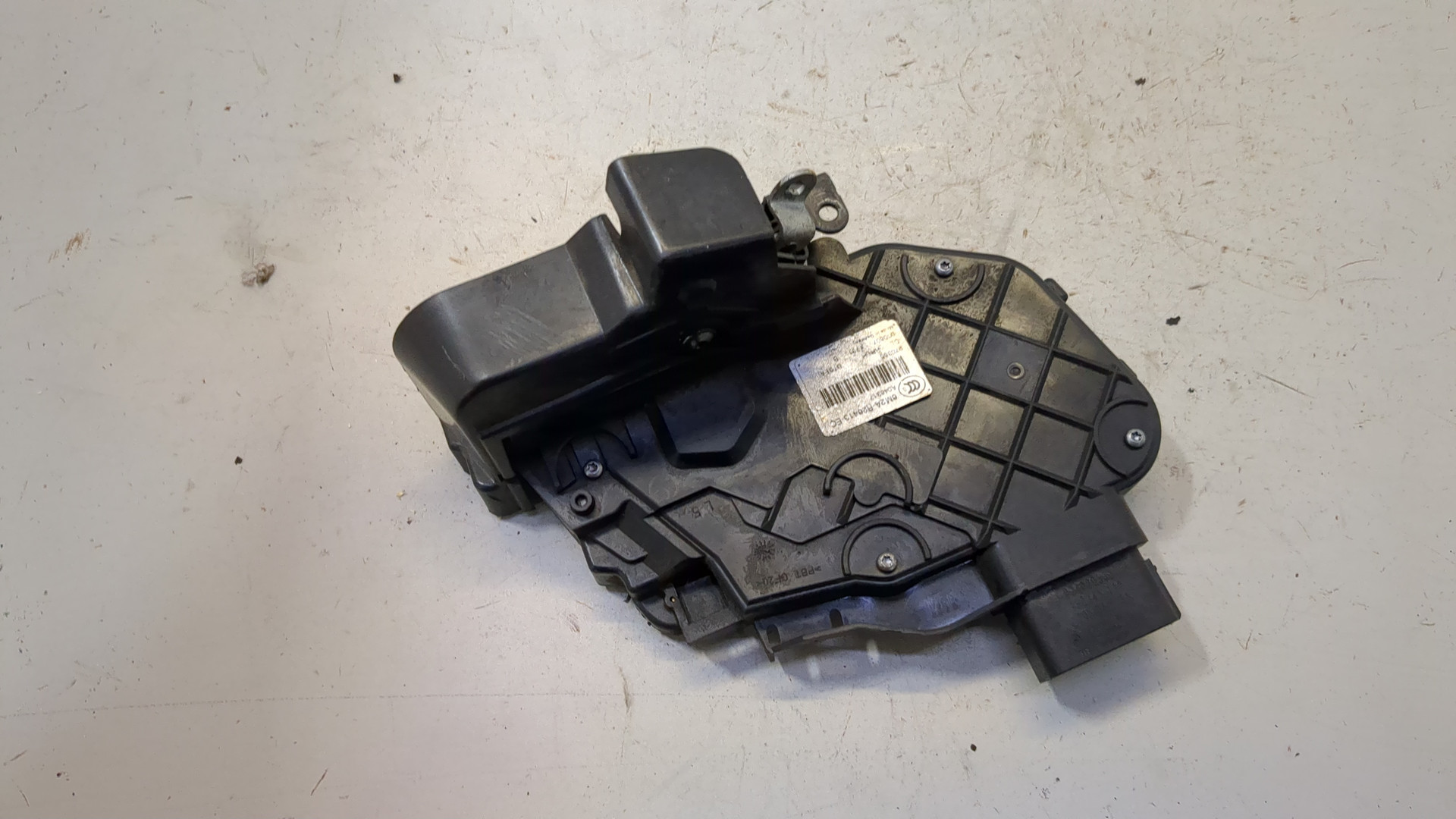 Замок двери задней левой