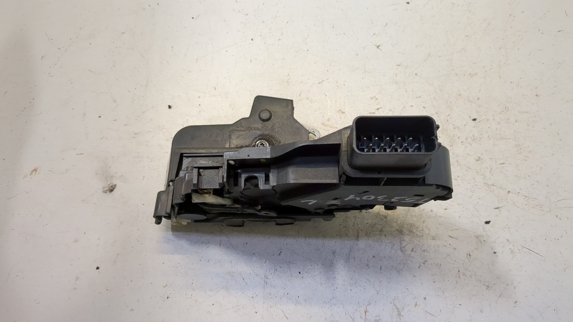 Замок двери задней левой