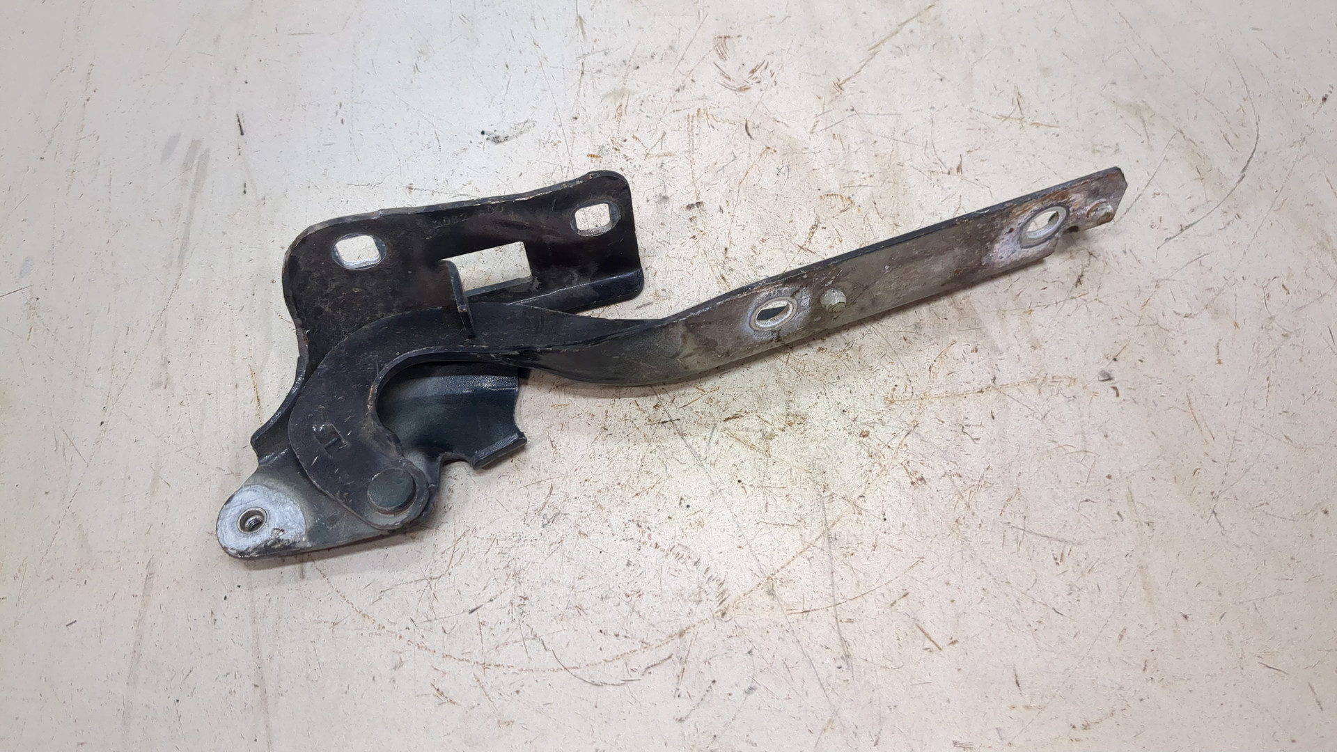 Петля капота правая