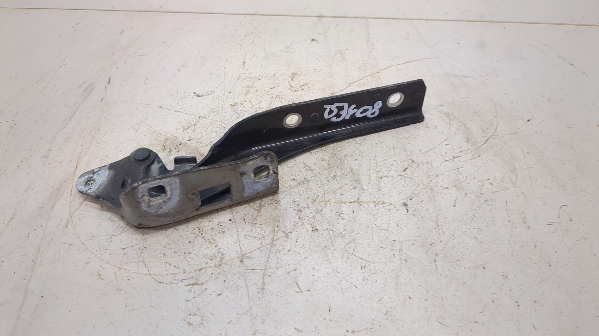 Петля капота левая