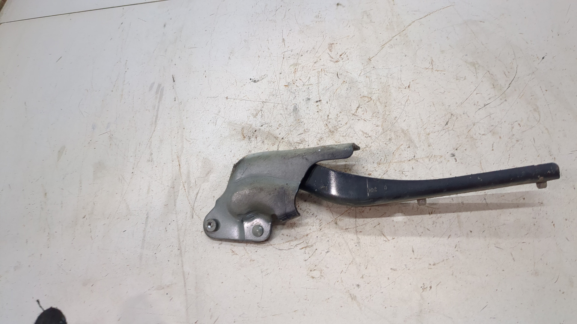 Петля капота левая