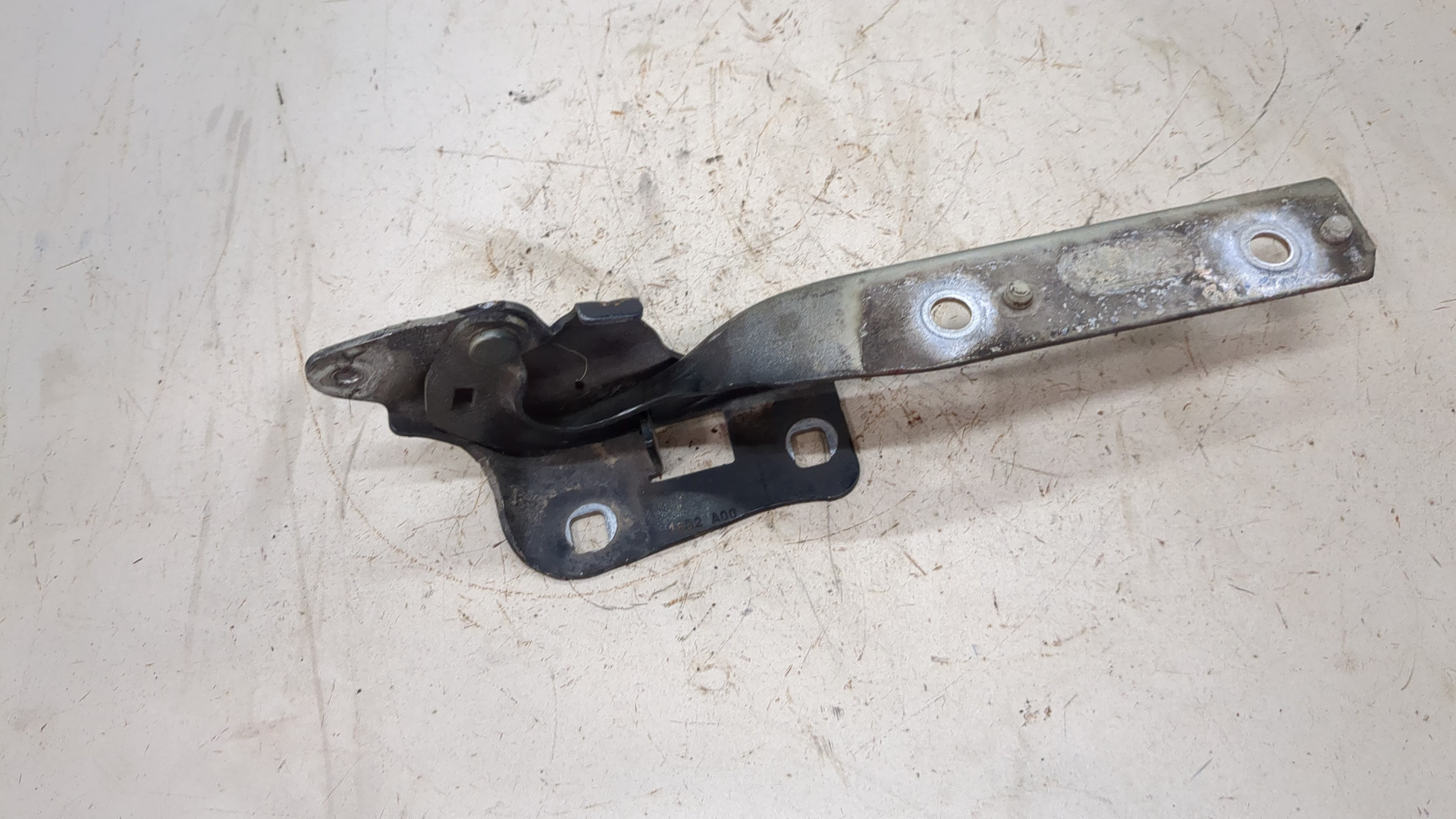 Петля капота левая