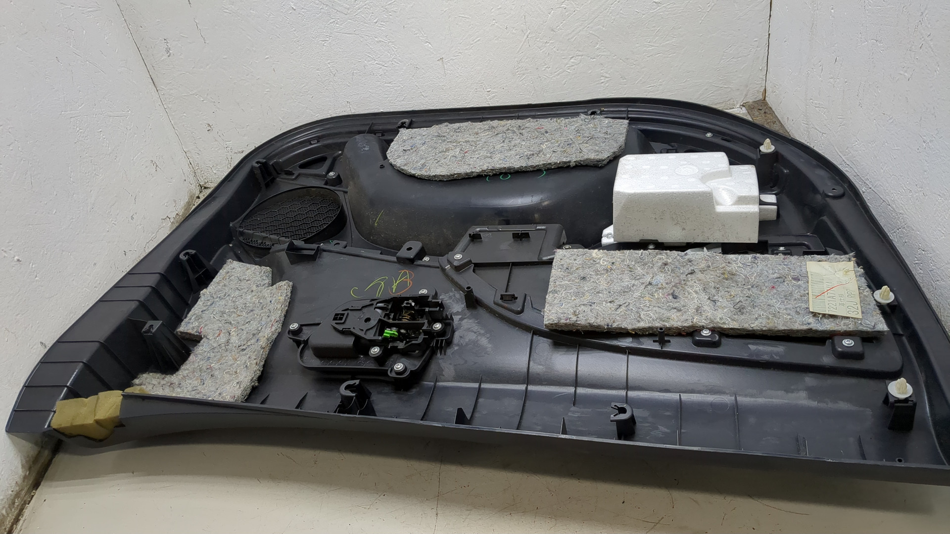 Обшивка двери передней правой