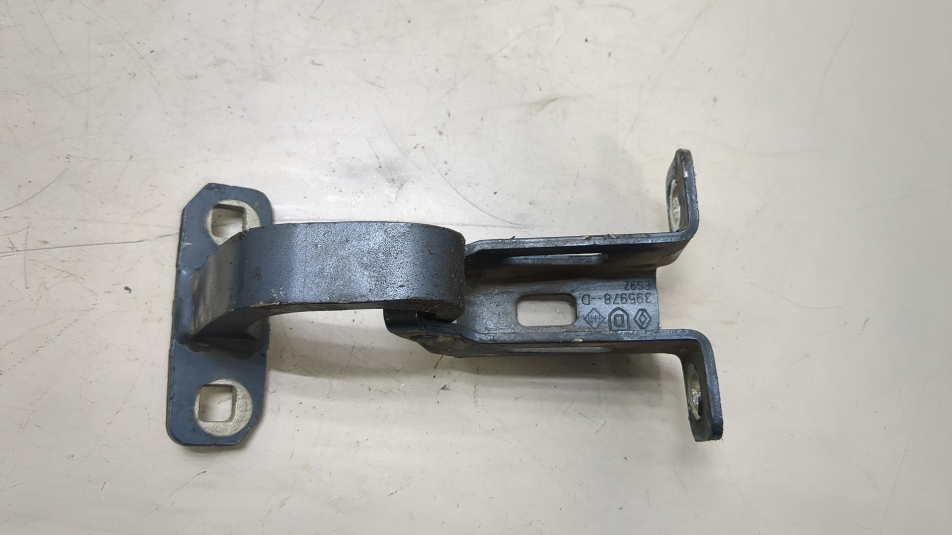 Петля крышки багажника