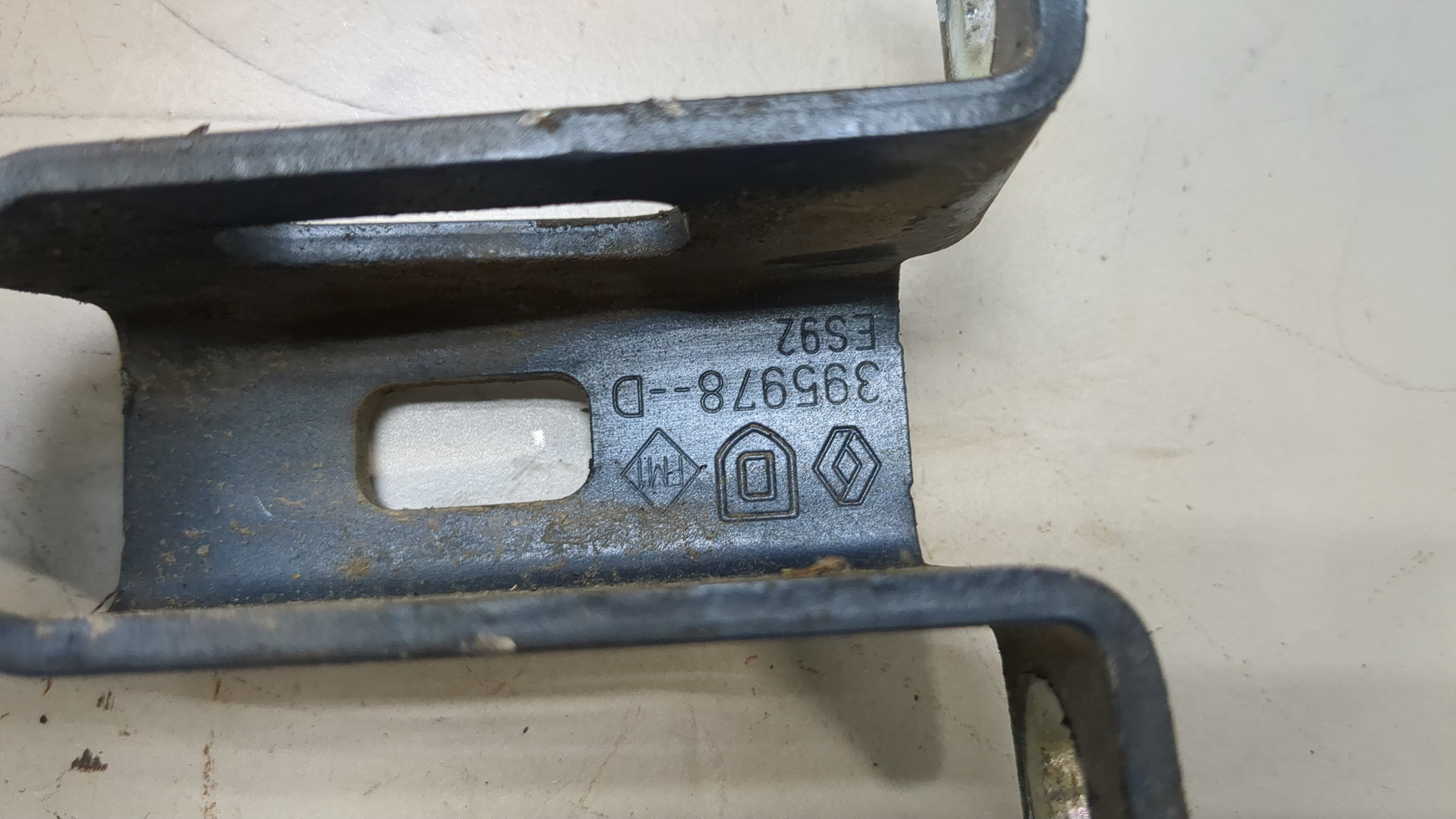 Петля крышки багажника