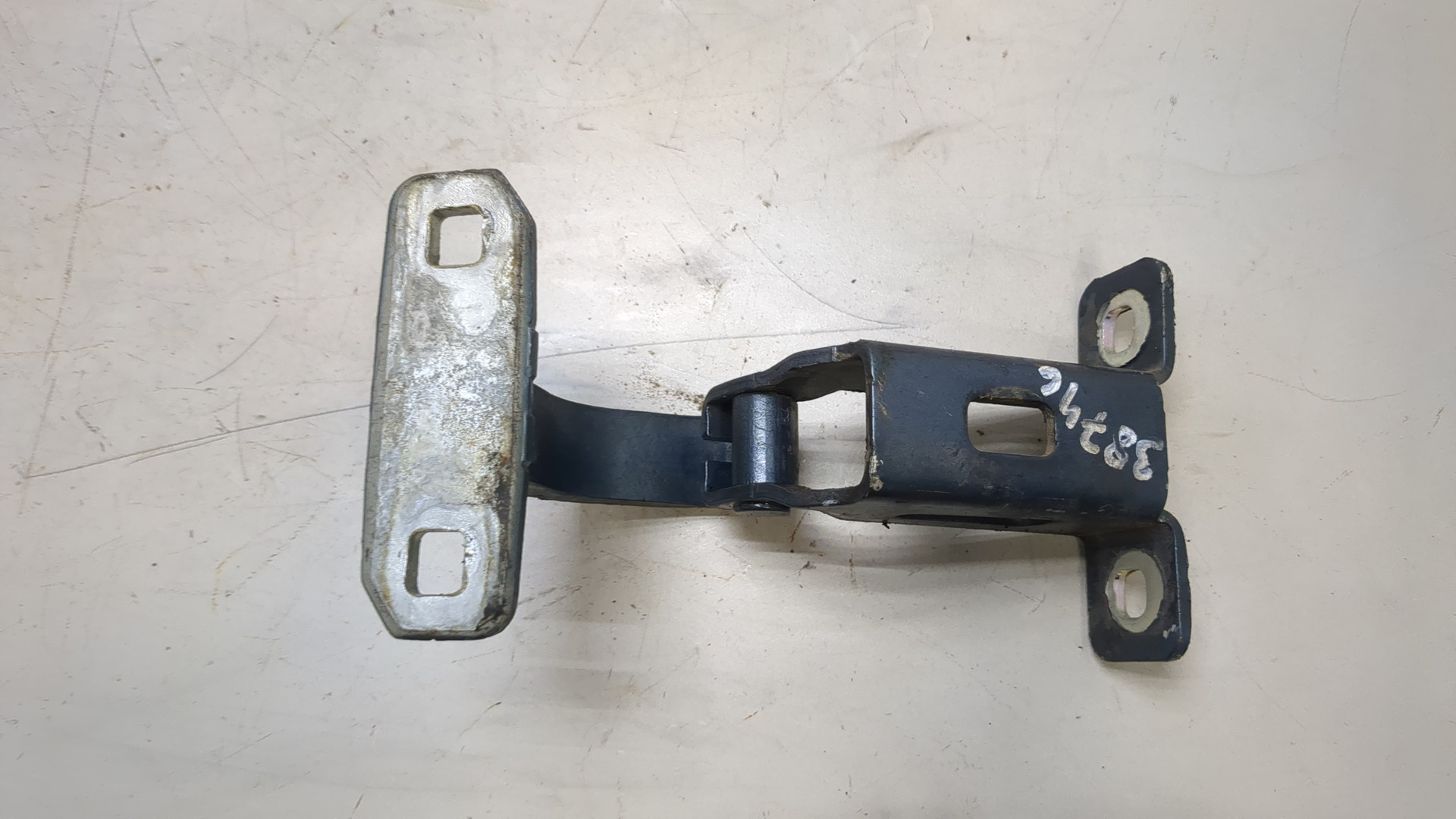 Петля крышки багажника