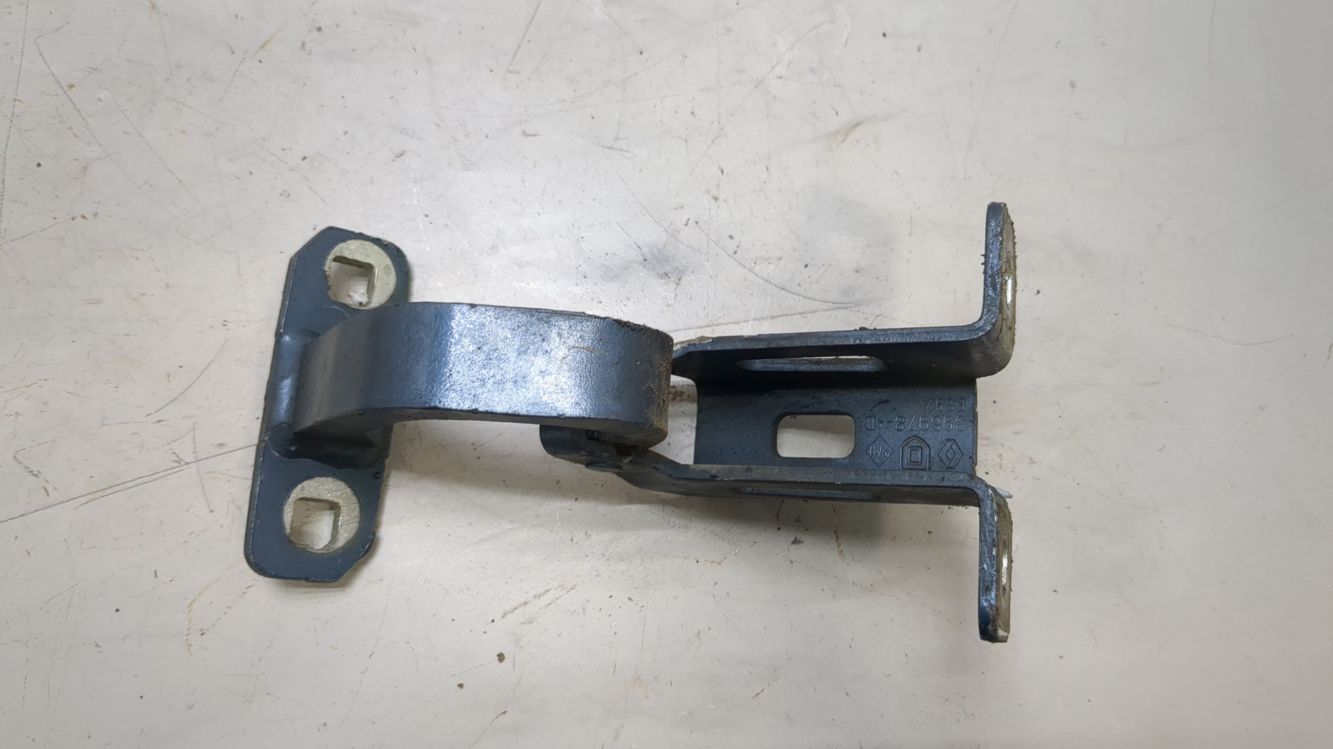 Петля крышки багажника