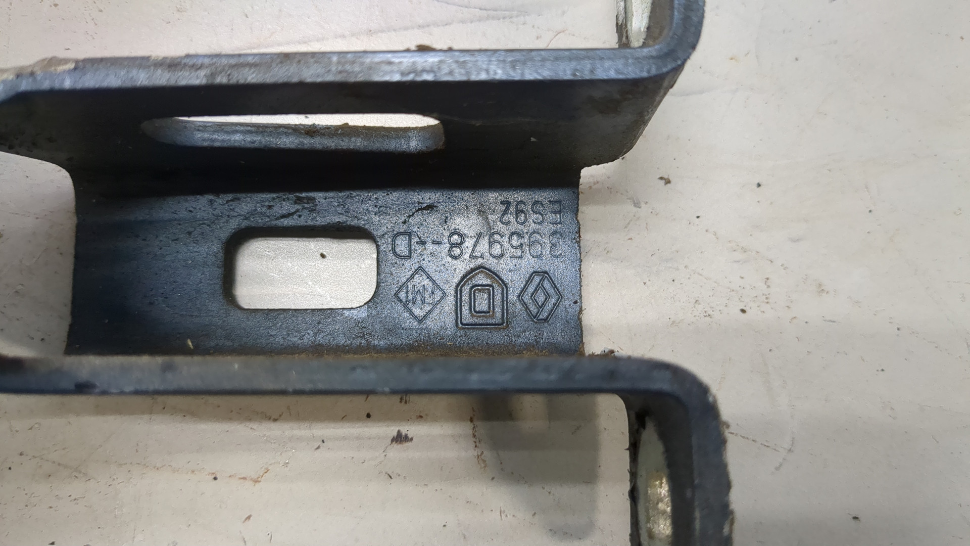 Петля крышки багажника