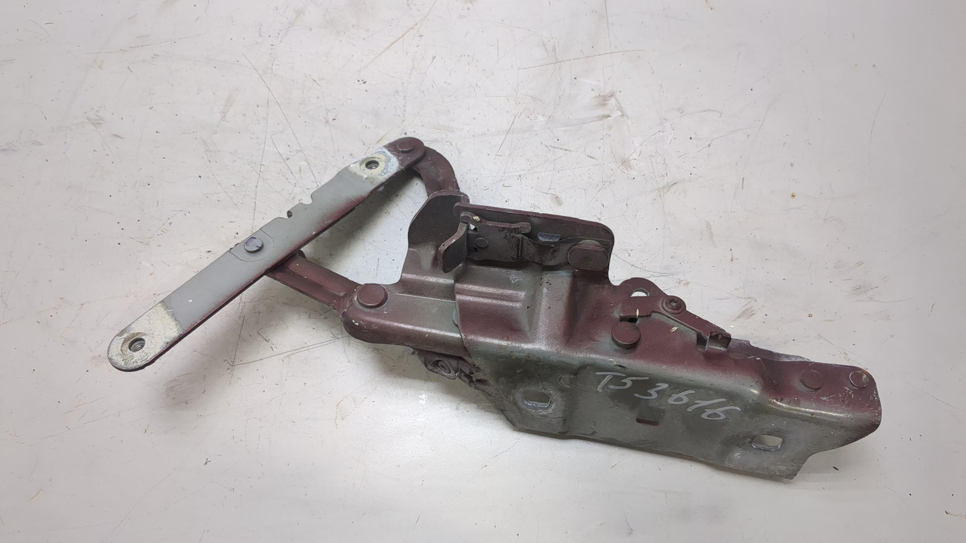 Петля капота левая