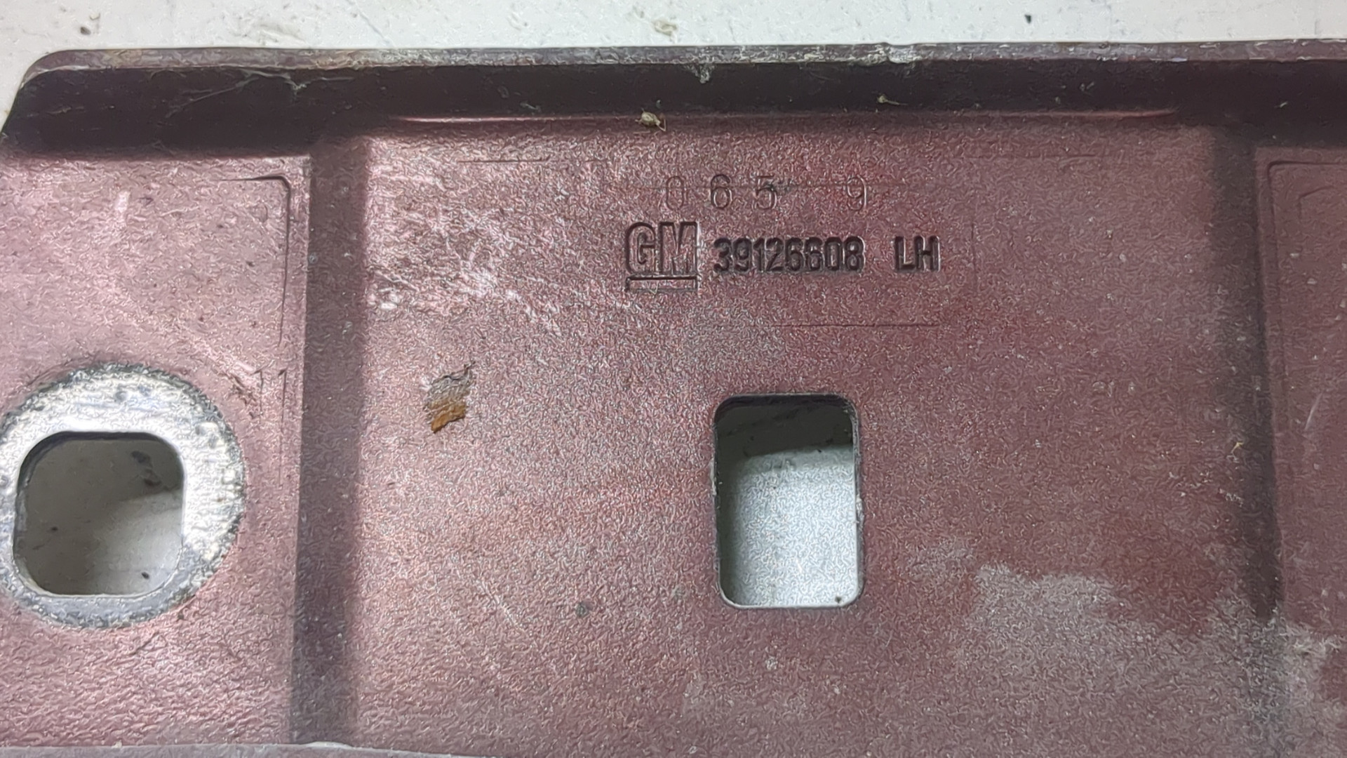 Петля капота левая