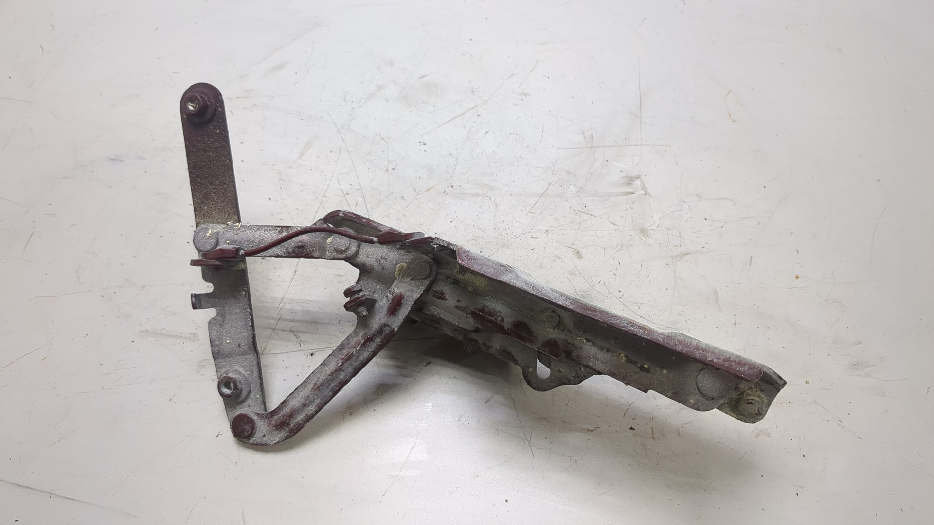 Петля капота левая