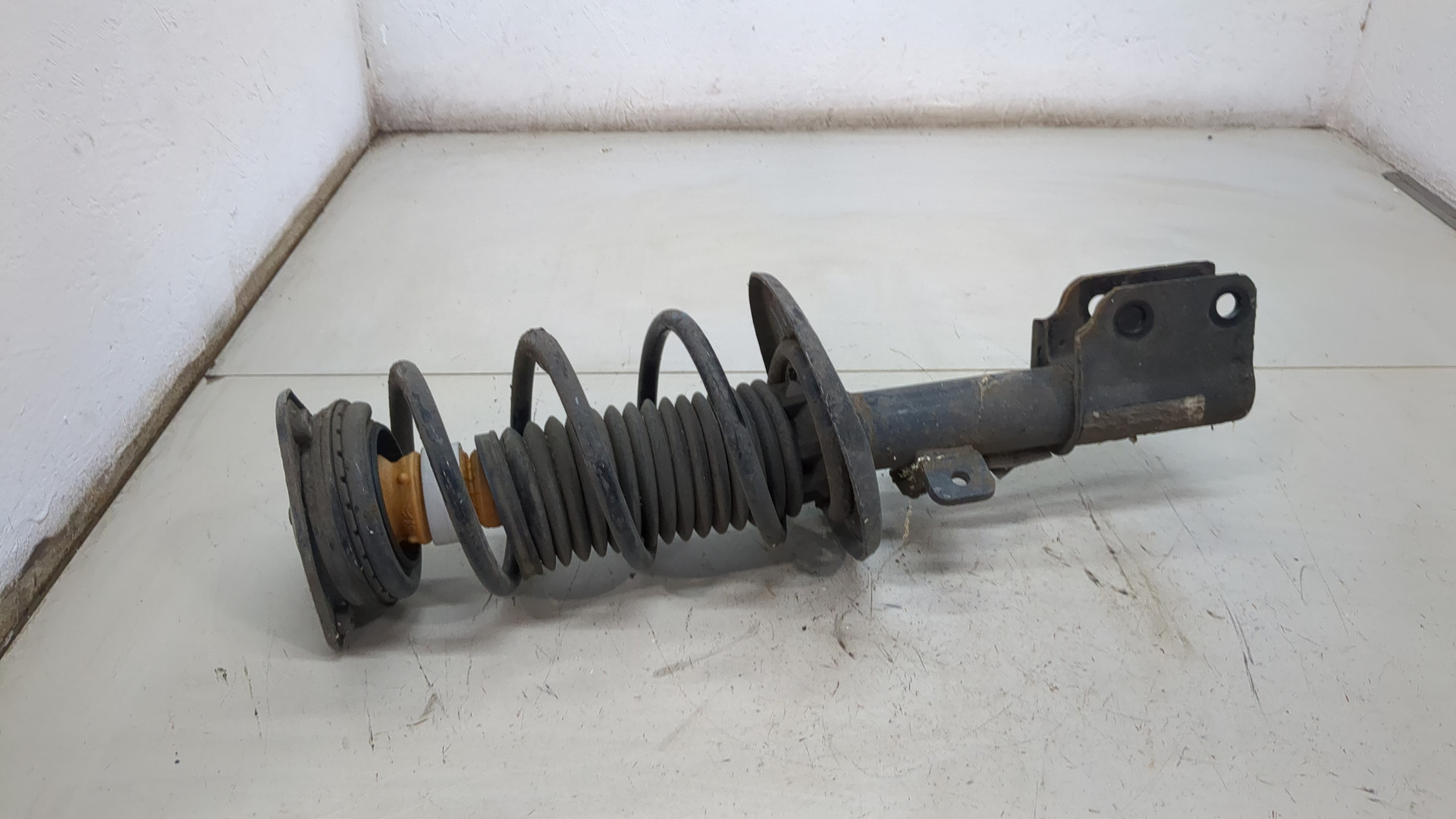 Амортизатор передний