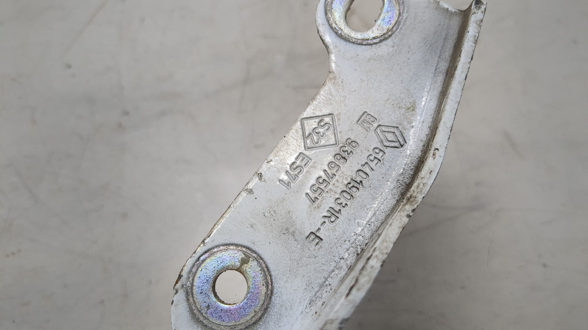 Петля капота левая