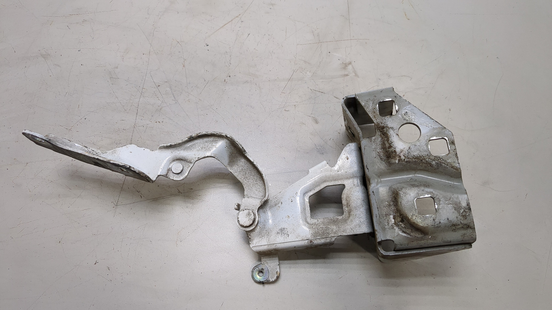 Петля капота левая