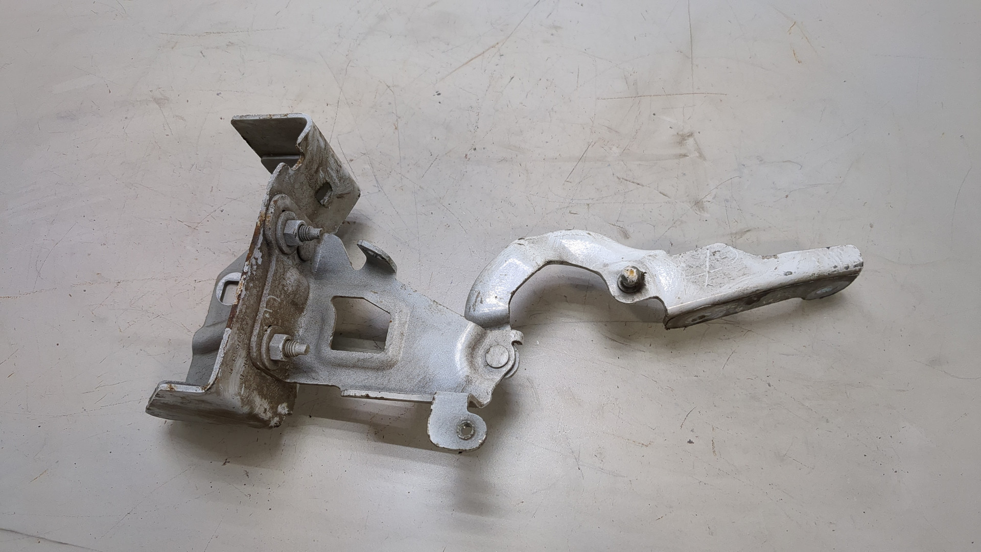 Петля капота левая