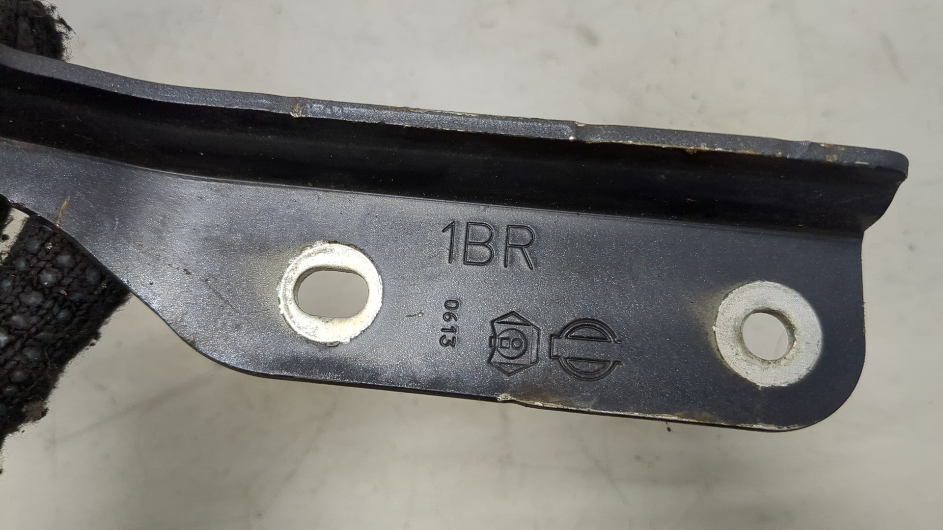 Петля капота правая