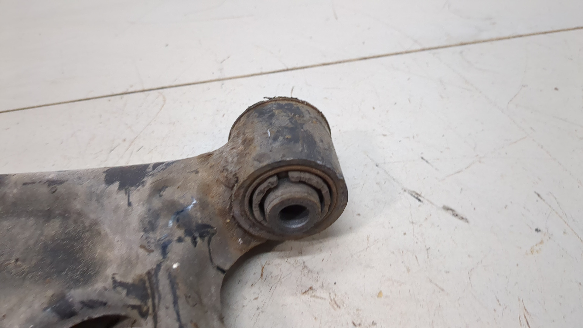 Рычаг передний левый