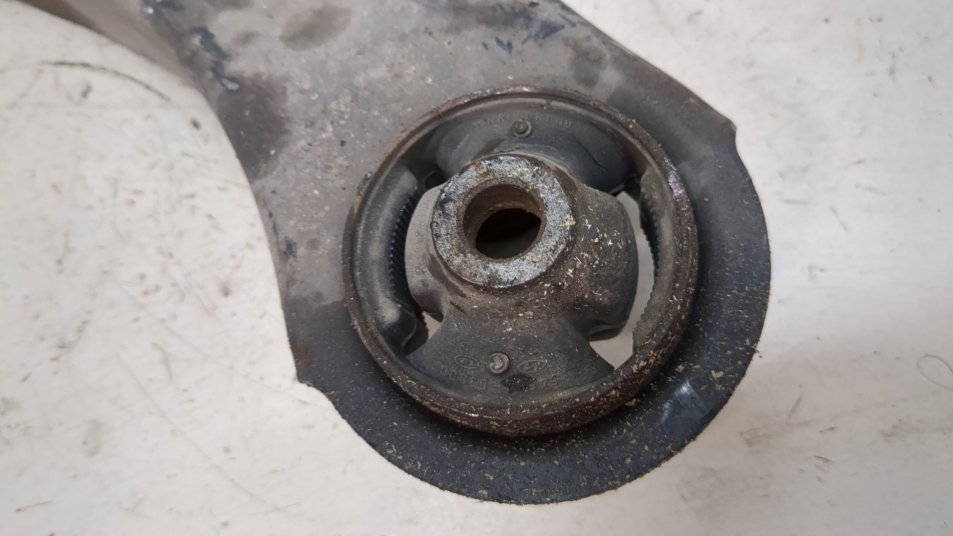 Рычаг передний левый