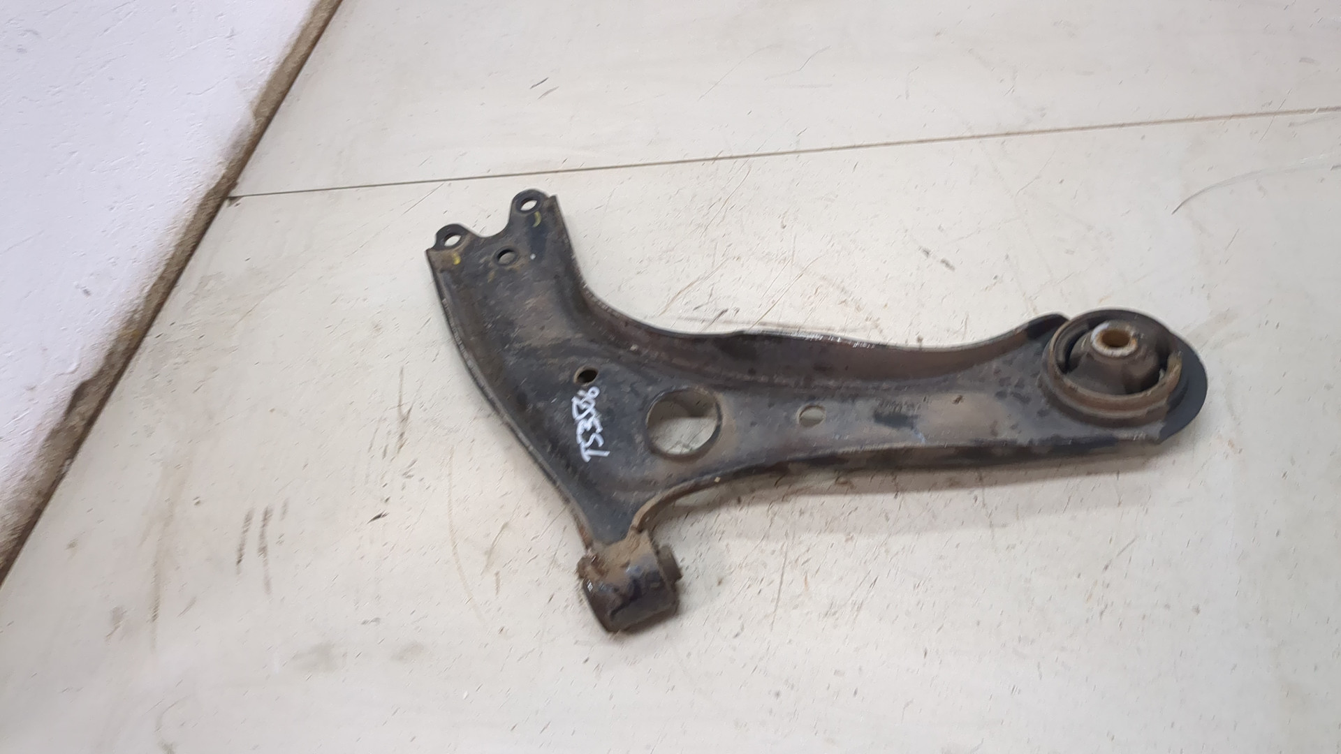 Рычаг передний левый