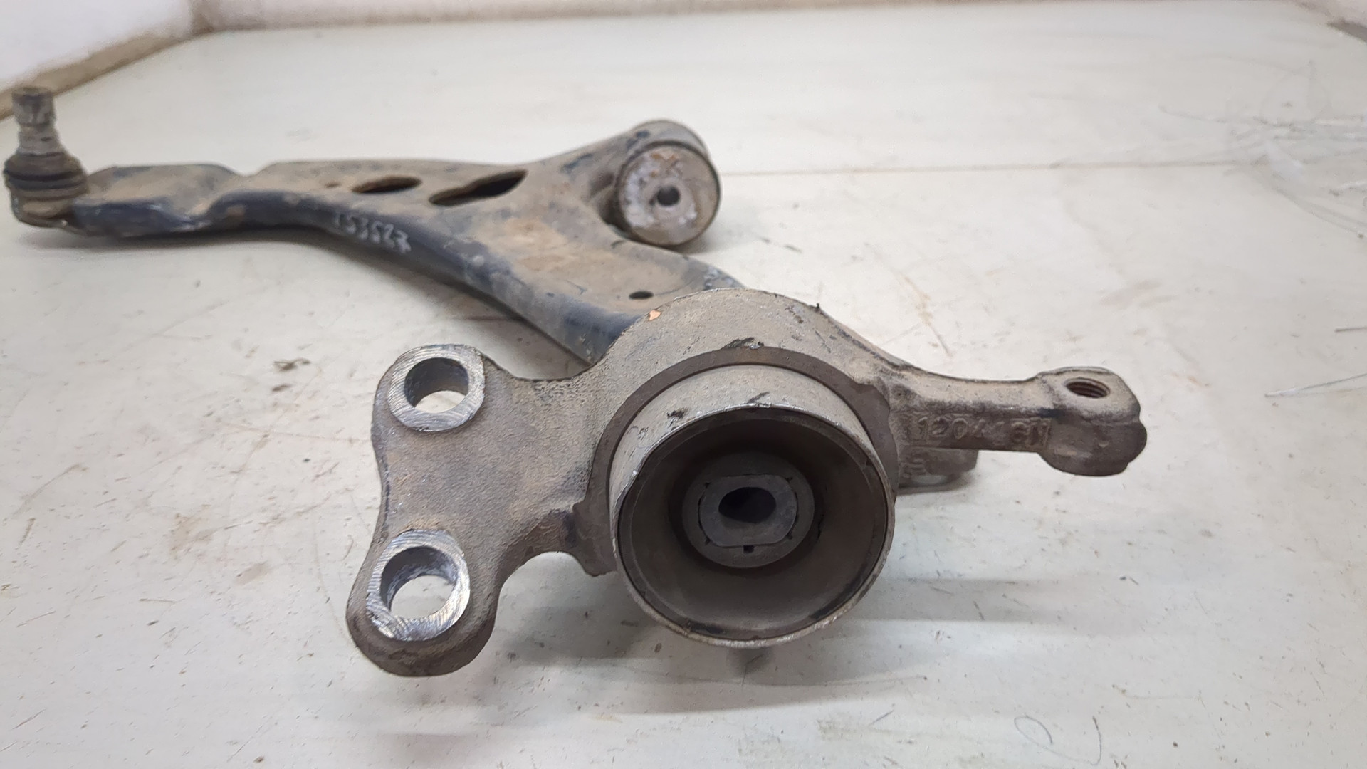 Рычаг передний левый