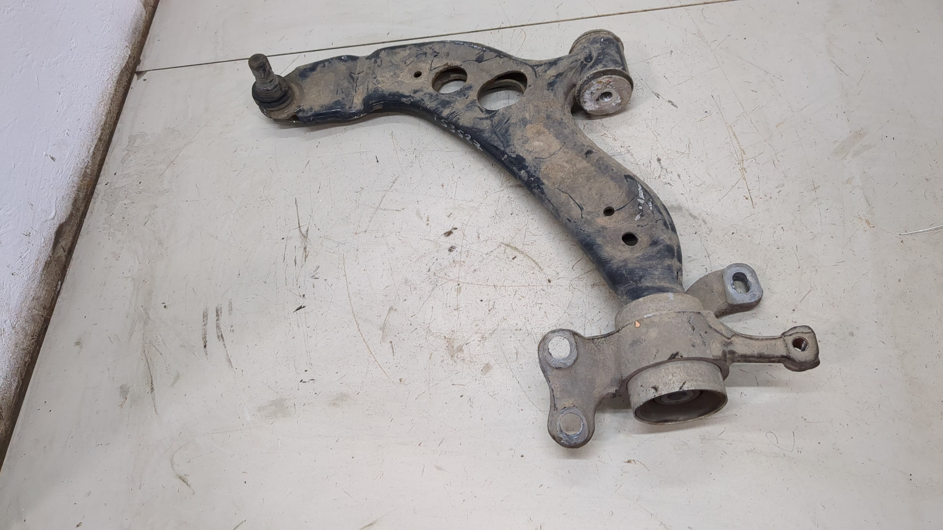 Рычаг передний левый