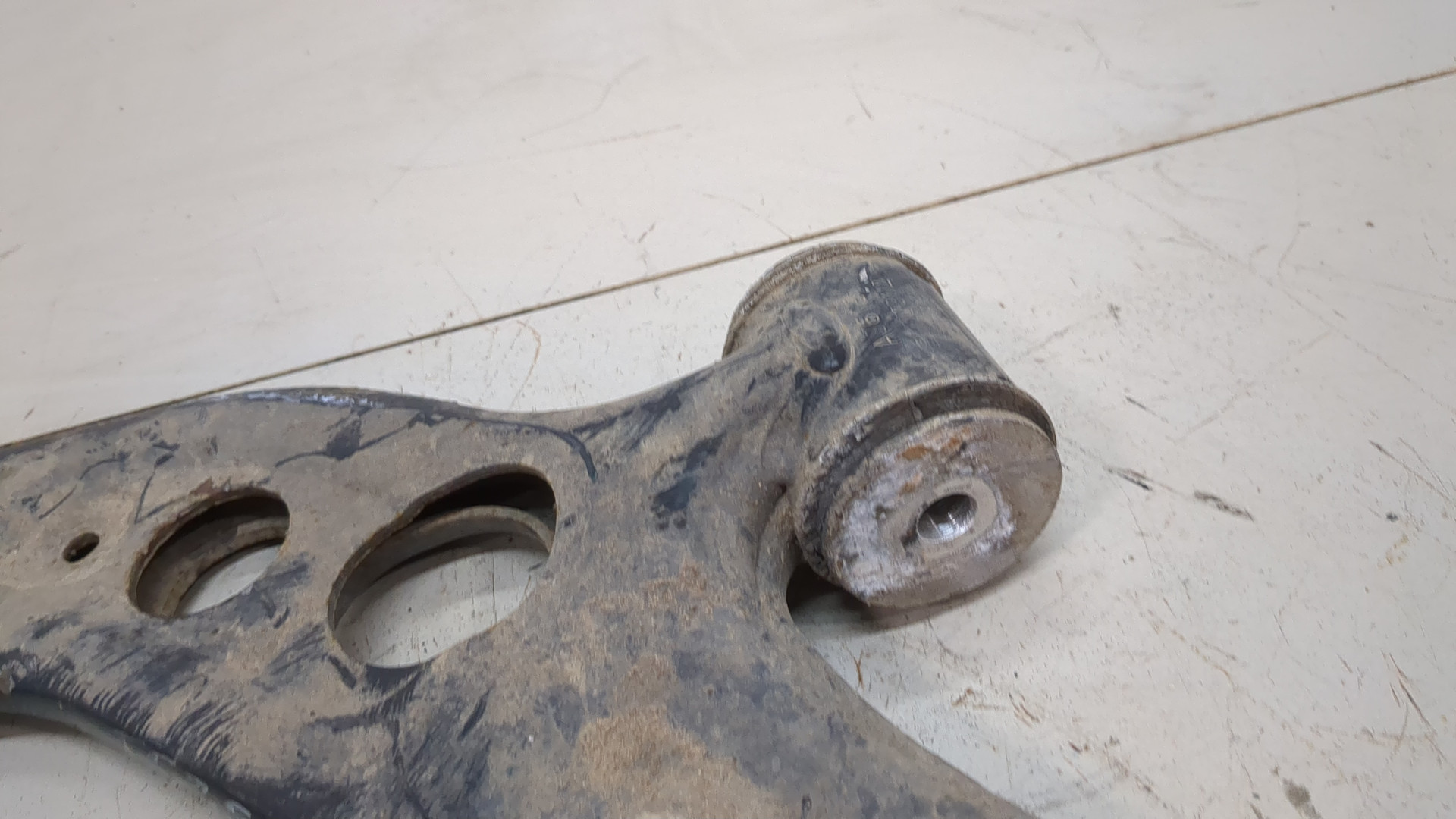 Рычаг передний левый