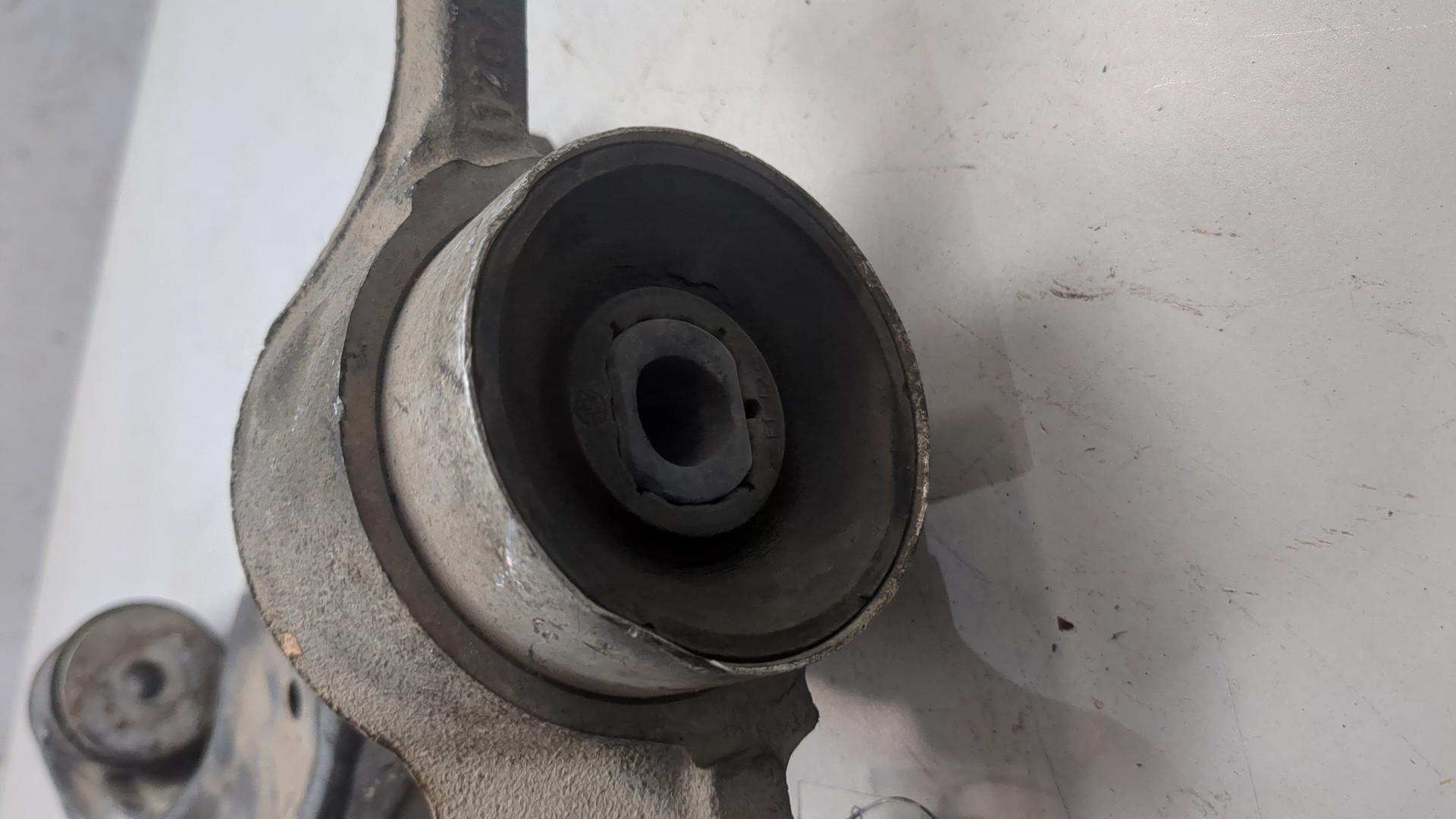 Рычаг передний левый