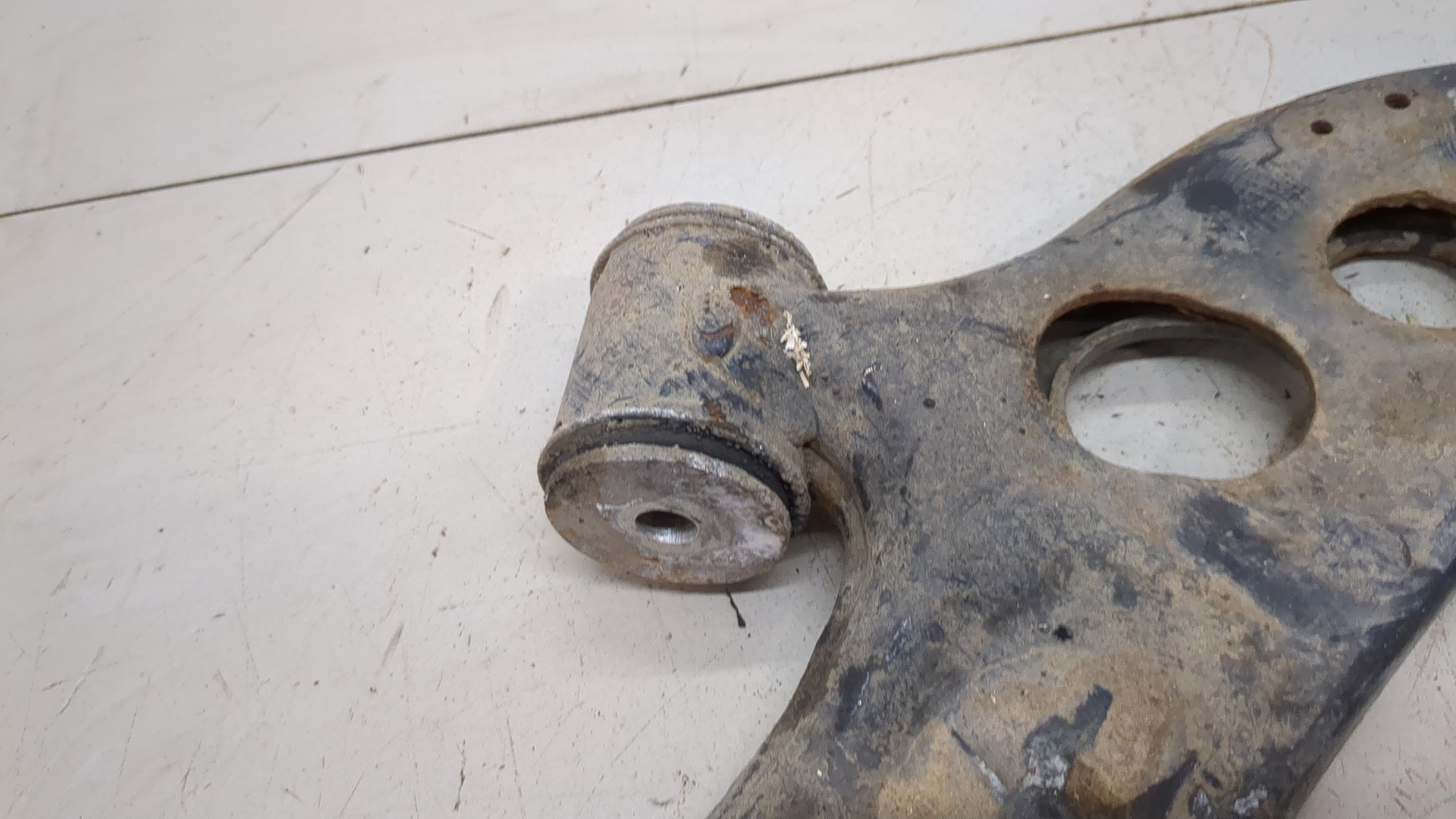 Рычаг передний правый