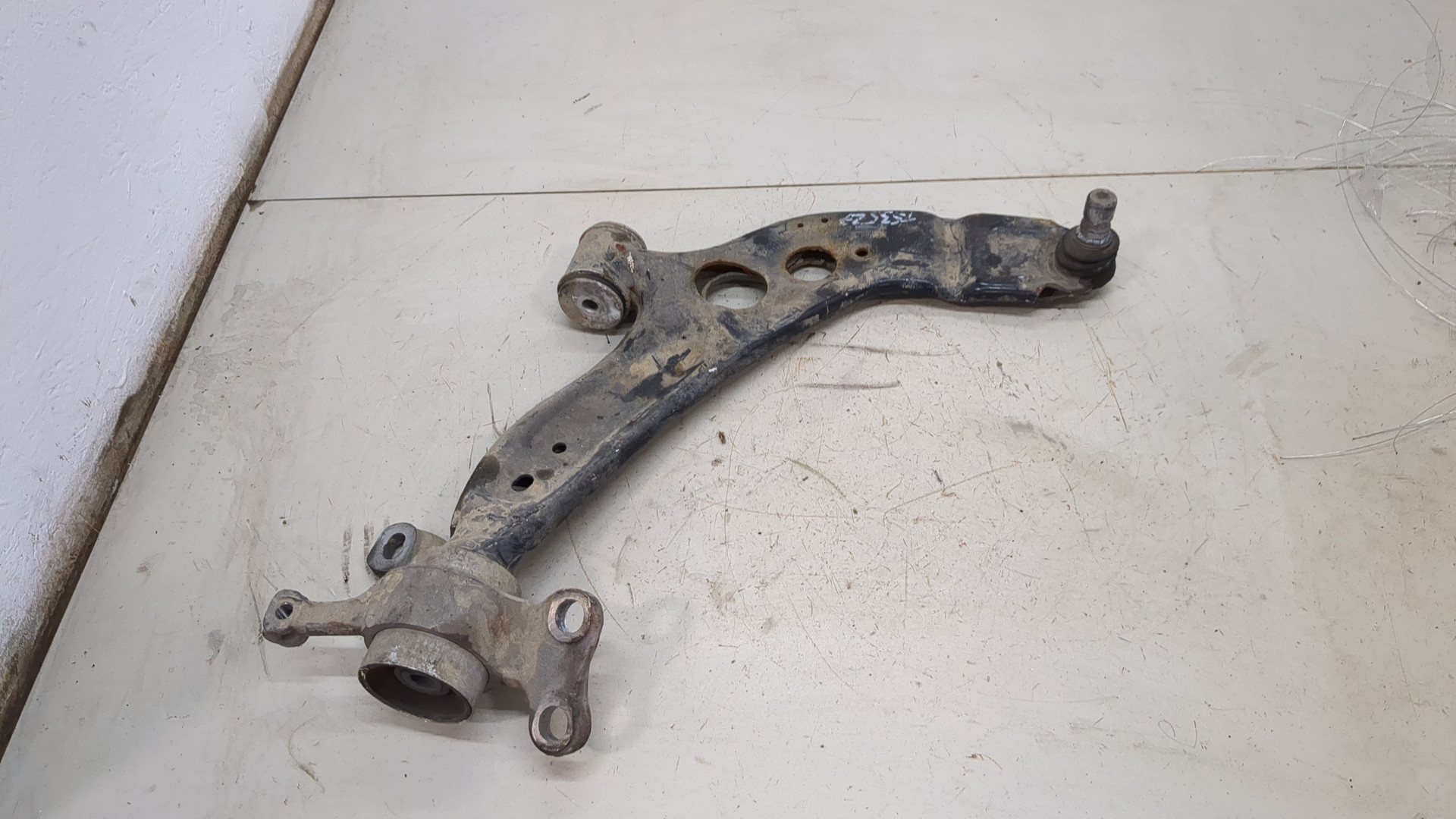 Рычаг передний правый