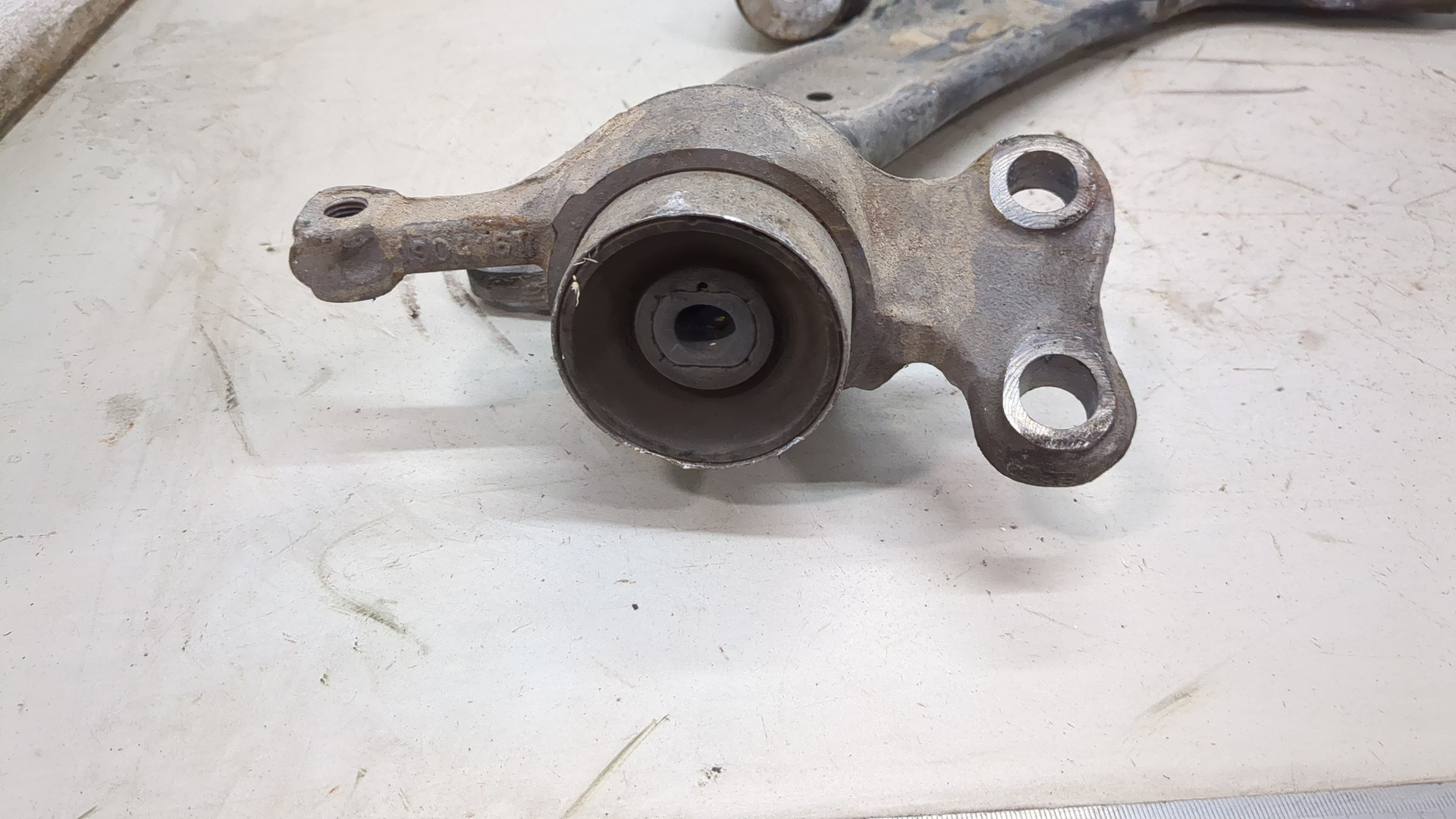 Рычаг передний правый