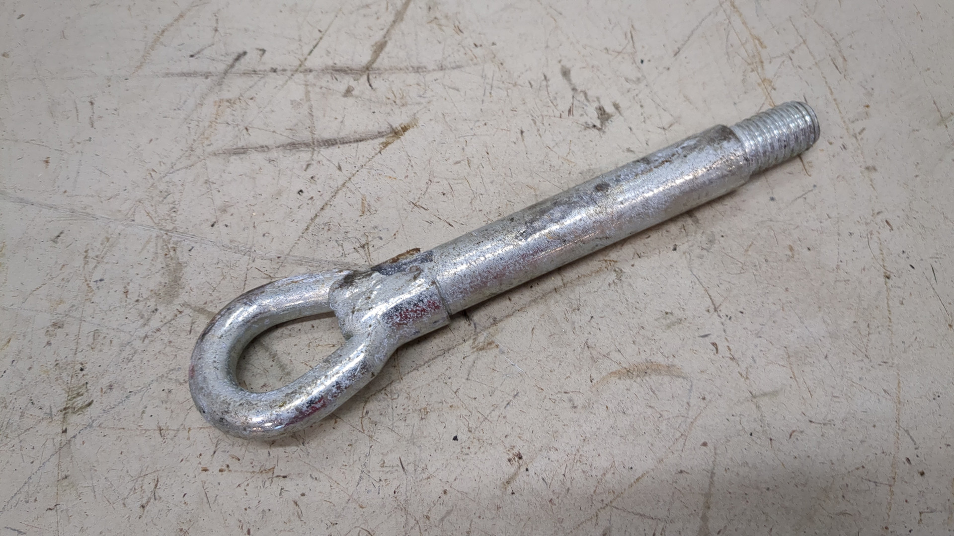 Крюк буксировочный