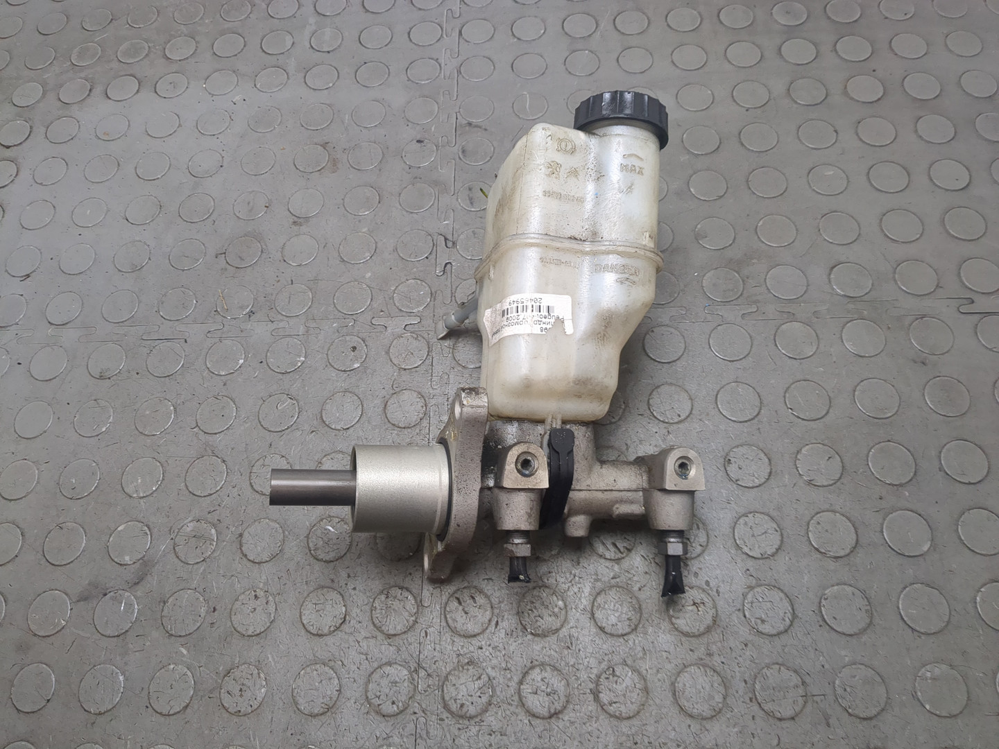 Цилиндр тормозной главный