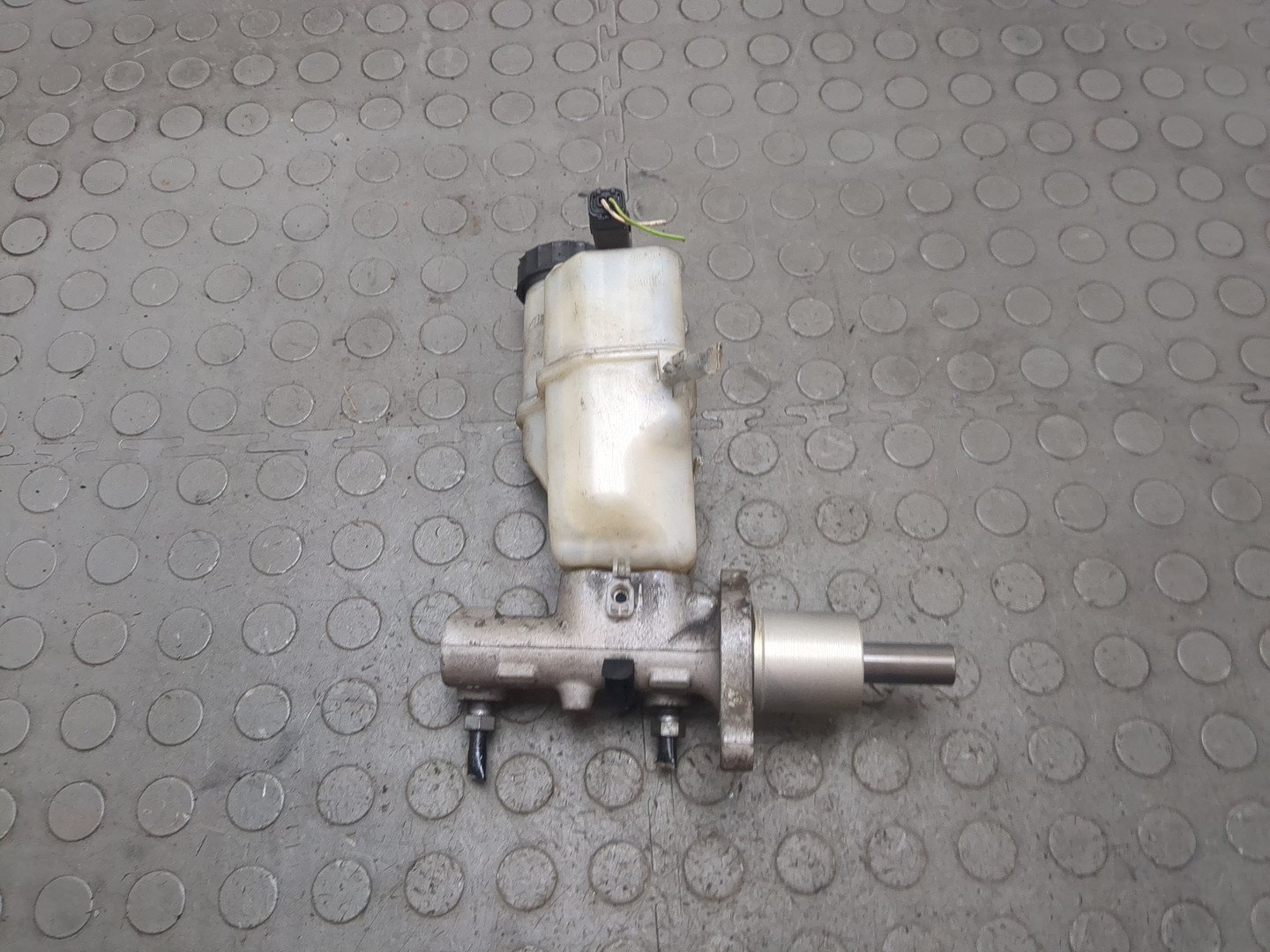 Цилиндр тормозной главный