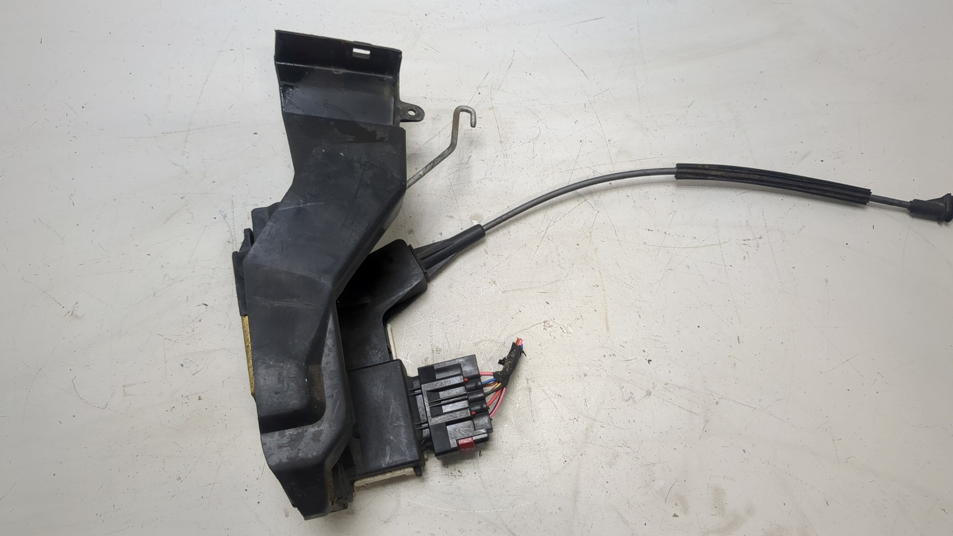 Замок двери передней правой