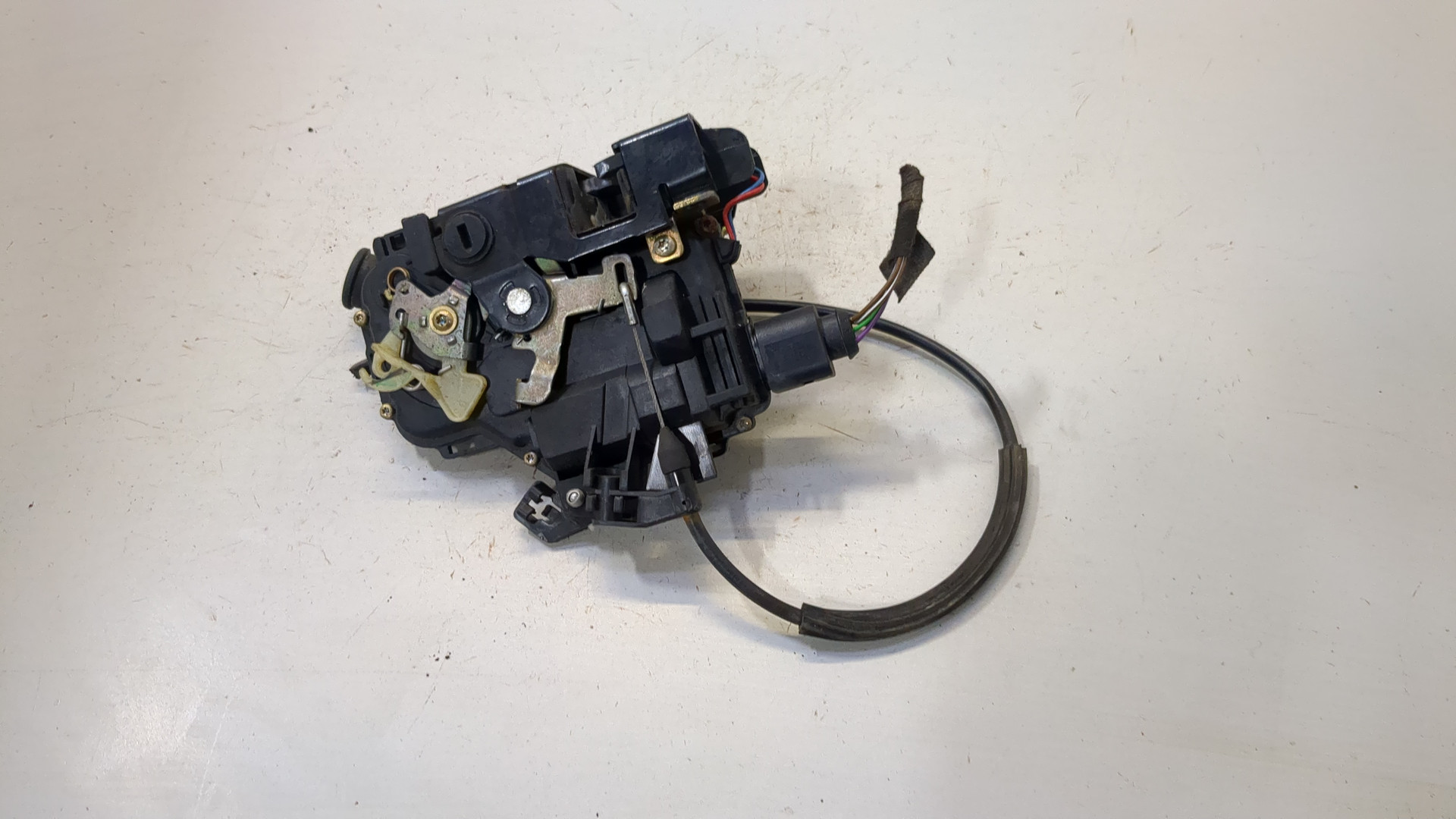 Замок двери задней правой